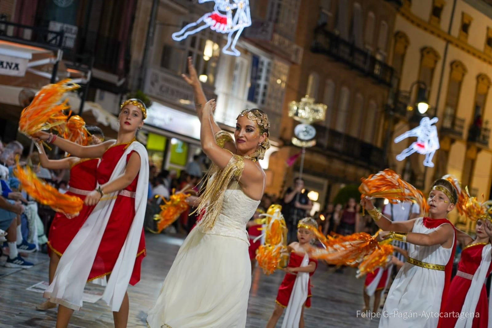 Así fue el paseo de la recreación de Cástulo de Linares por el desfile de Cartagena, en imágenes