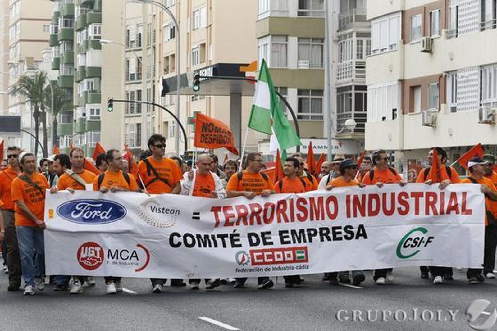 La plantilla de Cádiz Electrónica marcha de El Puerto a la capital para reclamar soluciones ante el ERE que plantea la empresa. 

Foto: Fito Carreto