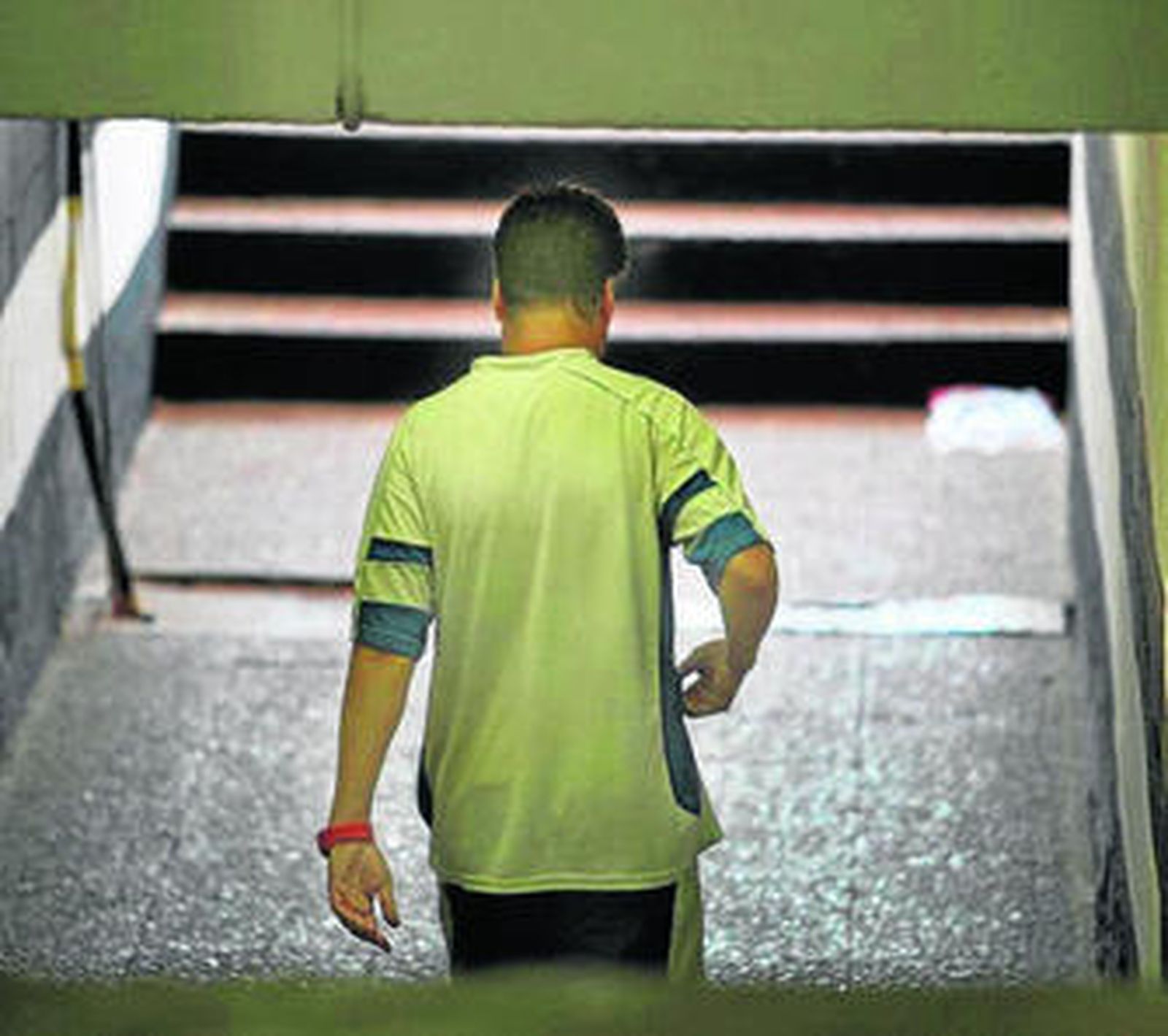 Escobar camina por el túnel de vestuarios del Municipal.