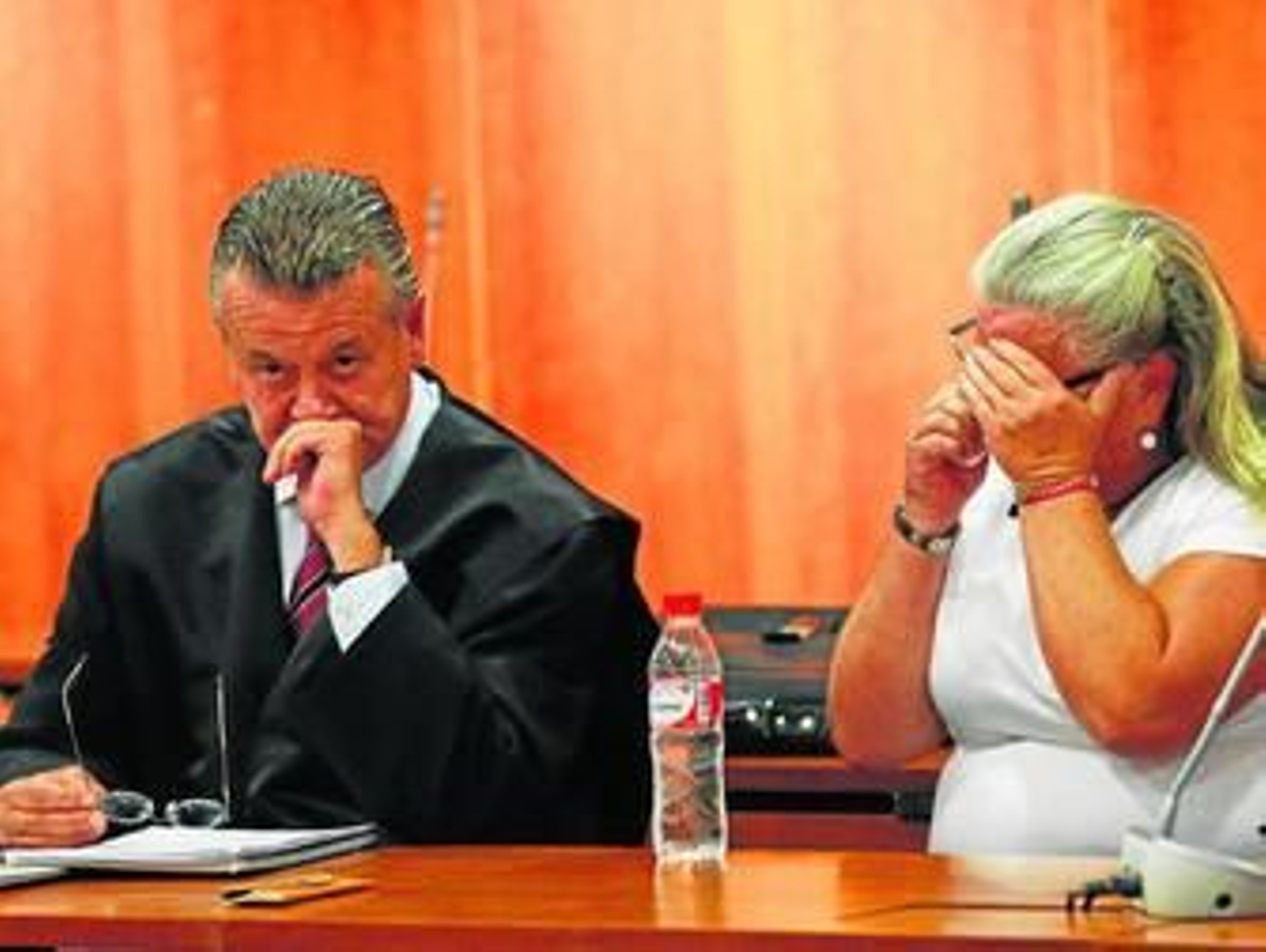 La acusada junto a su abogado durante la vista oral.