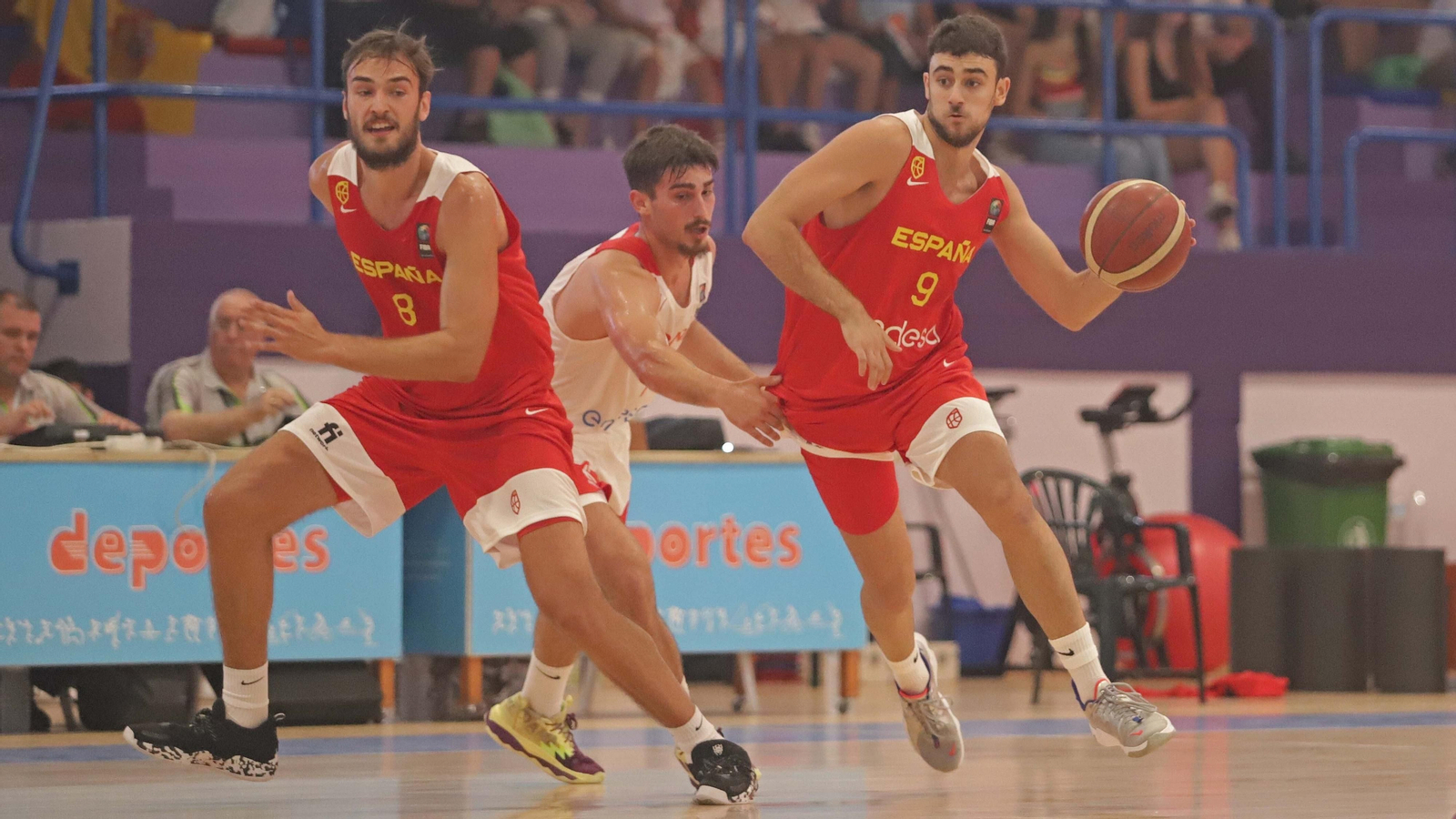Fotos del segundo partido de baloncesto entre España sub-20 y España sub-22 en La Línea