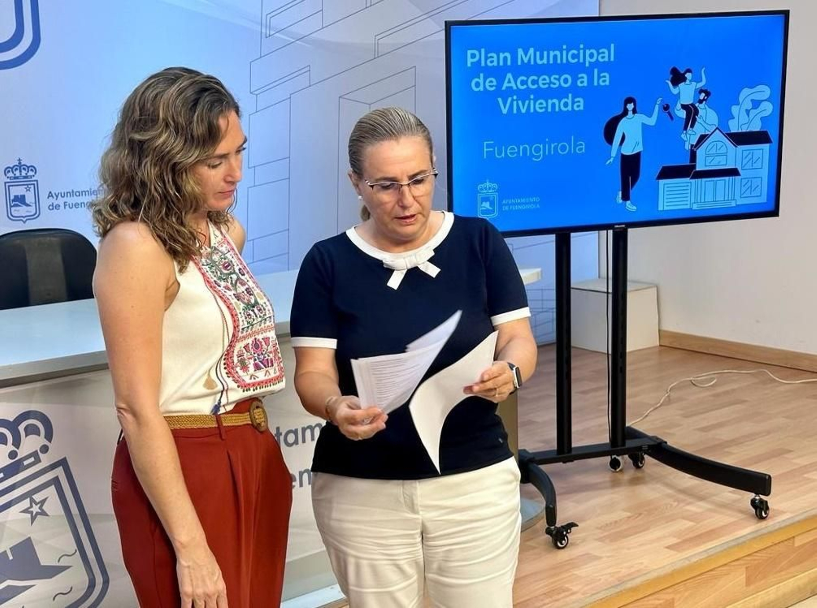 La alcaldesa, Ana Mula (D.), y la concejala de Vivienda, Rocío Arriaga.