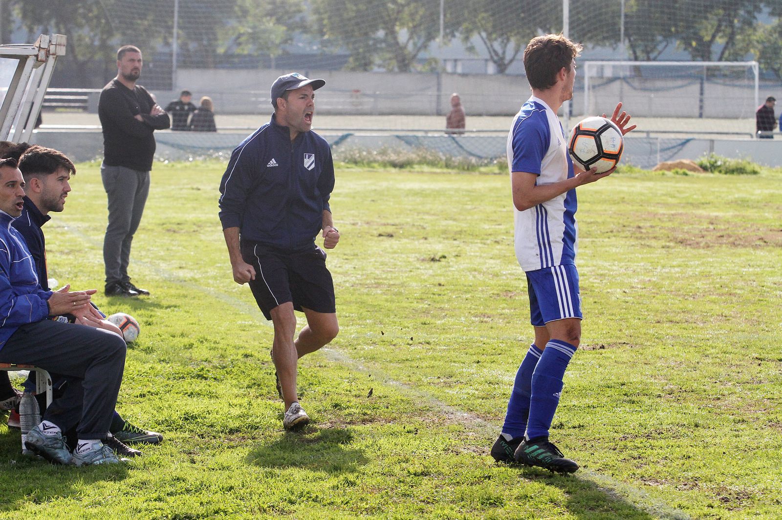 Iván Rosado da órdenes durante un partido.