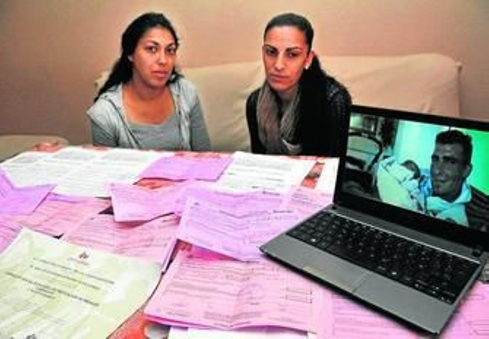Gemma Vega y Tamara Ahumada, junto a una foto de José Alejandro con su hija recién nacida.