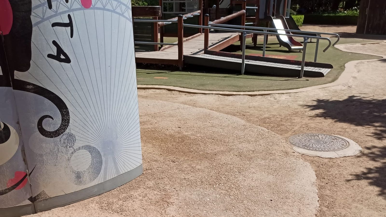 El desnivel del pavimento en la zona infantil del Parque de Málaga