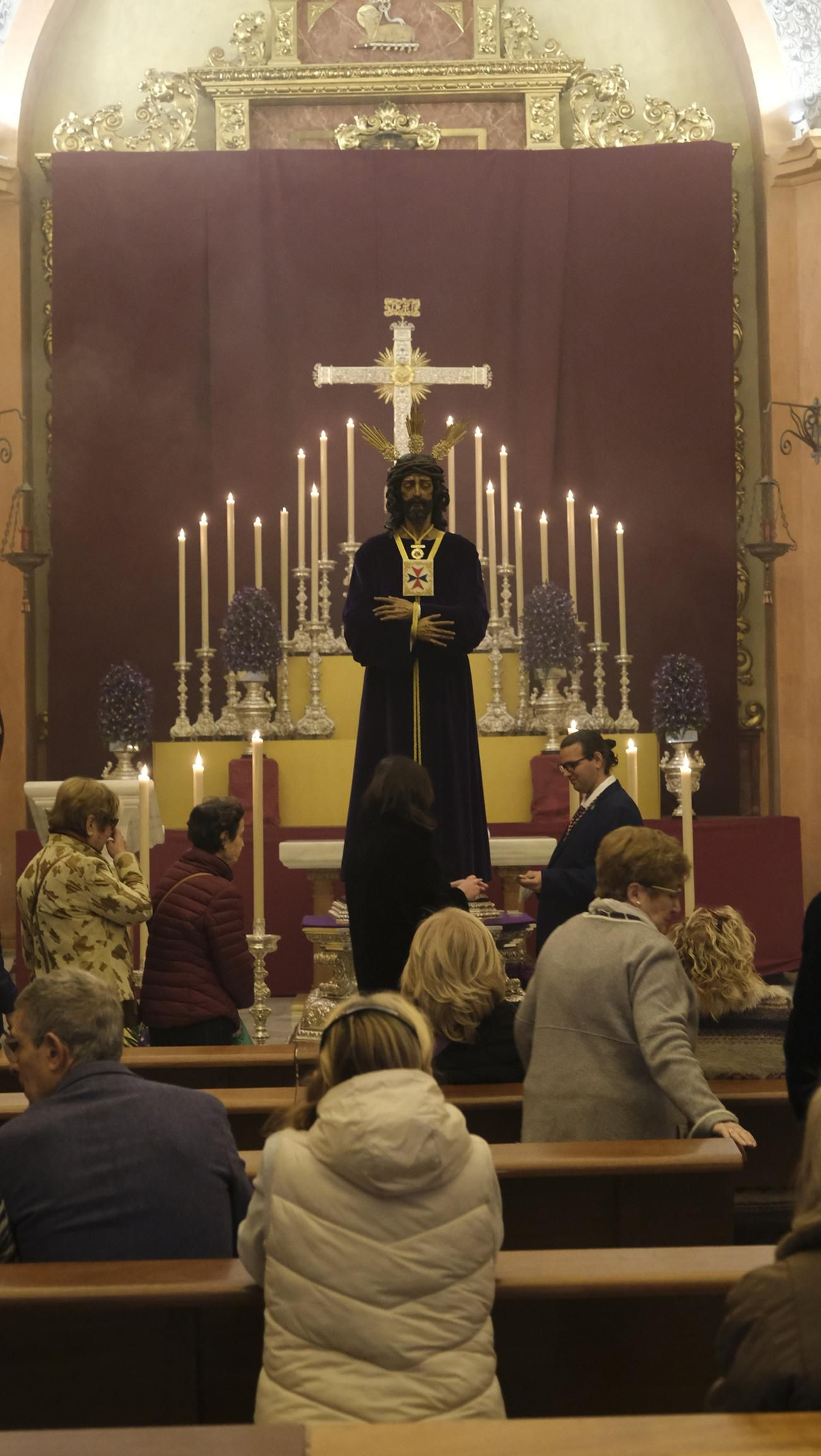 Imágenes del multitudinario besapiés del Cristo de Medinaceli en la Catedral de Almería