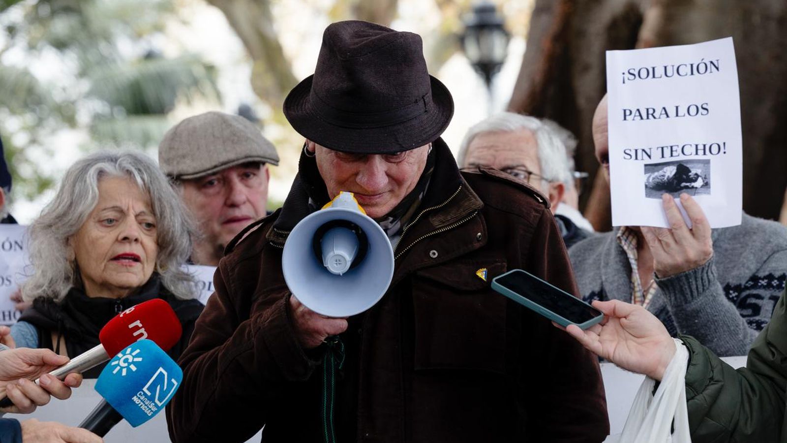Lectura del manifiesto en demanda de soluciones para las personas sin hogar.