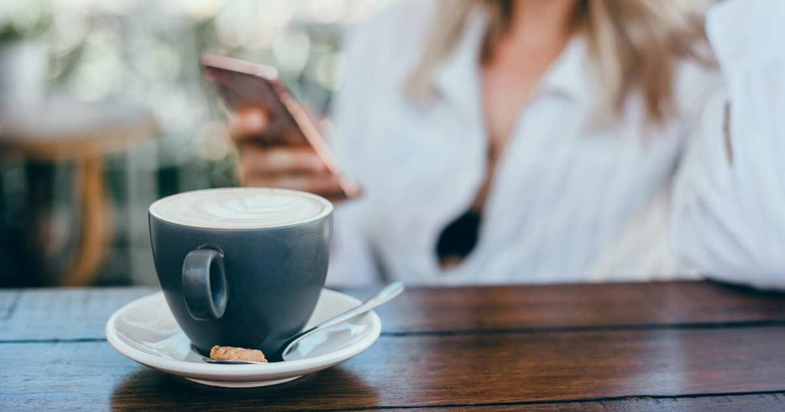 Una mujer tomando un café