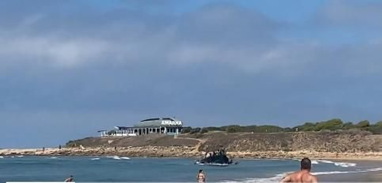 Una patera llega a la playa de Zahora.