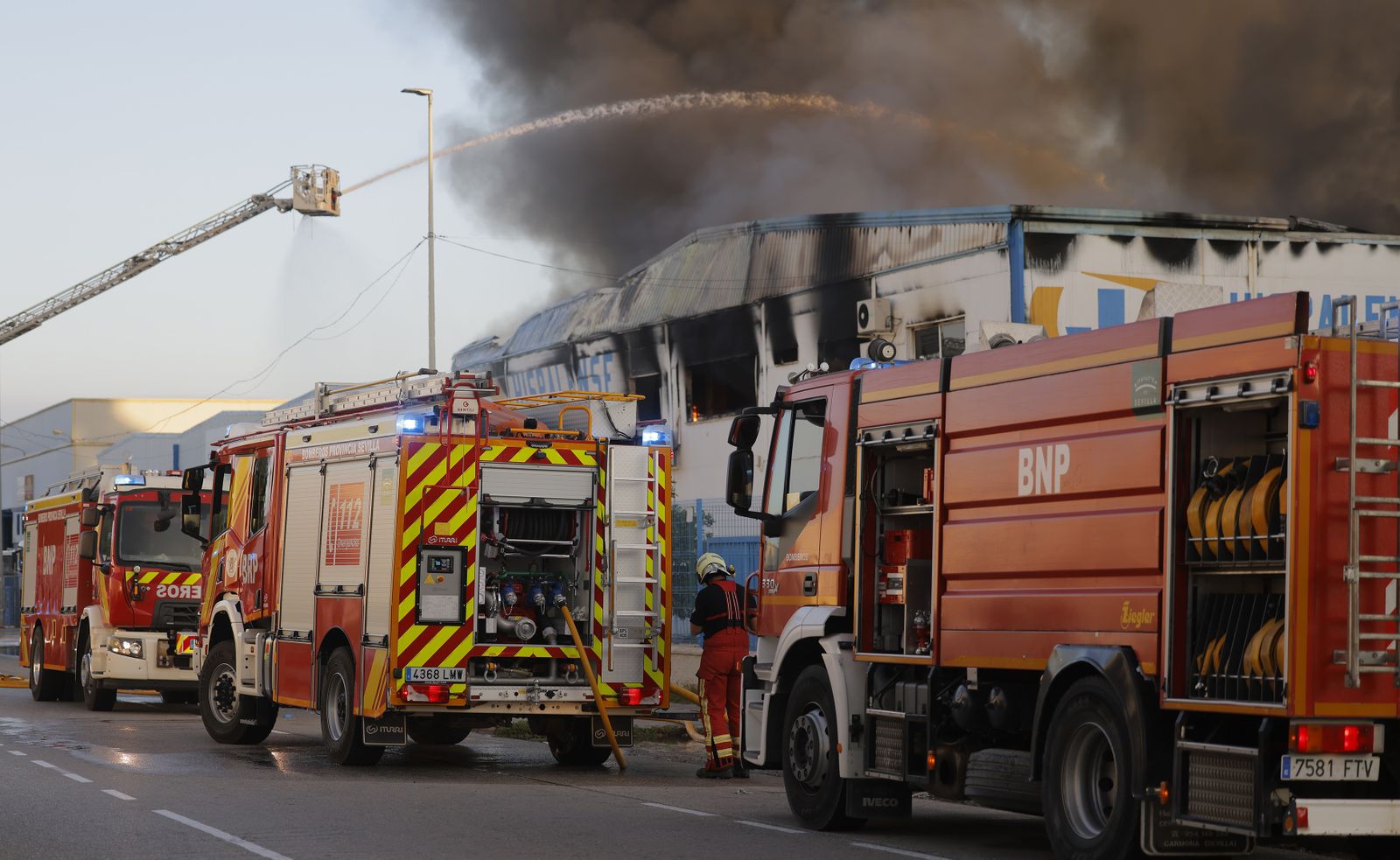 Las fotos del incendio de la fábrica de pinturas