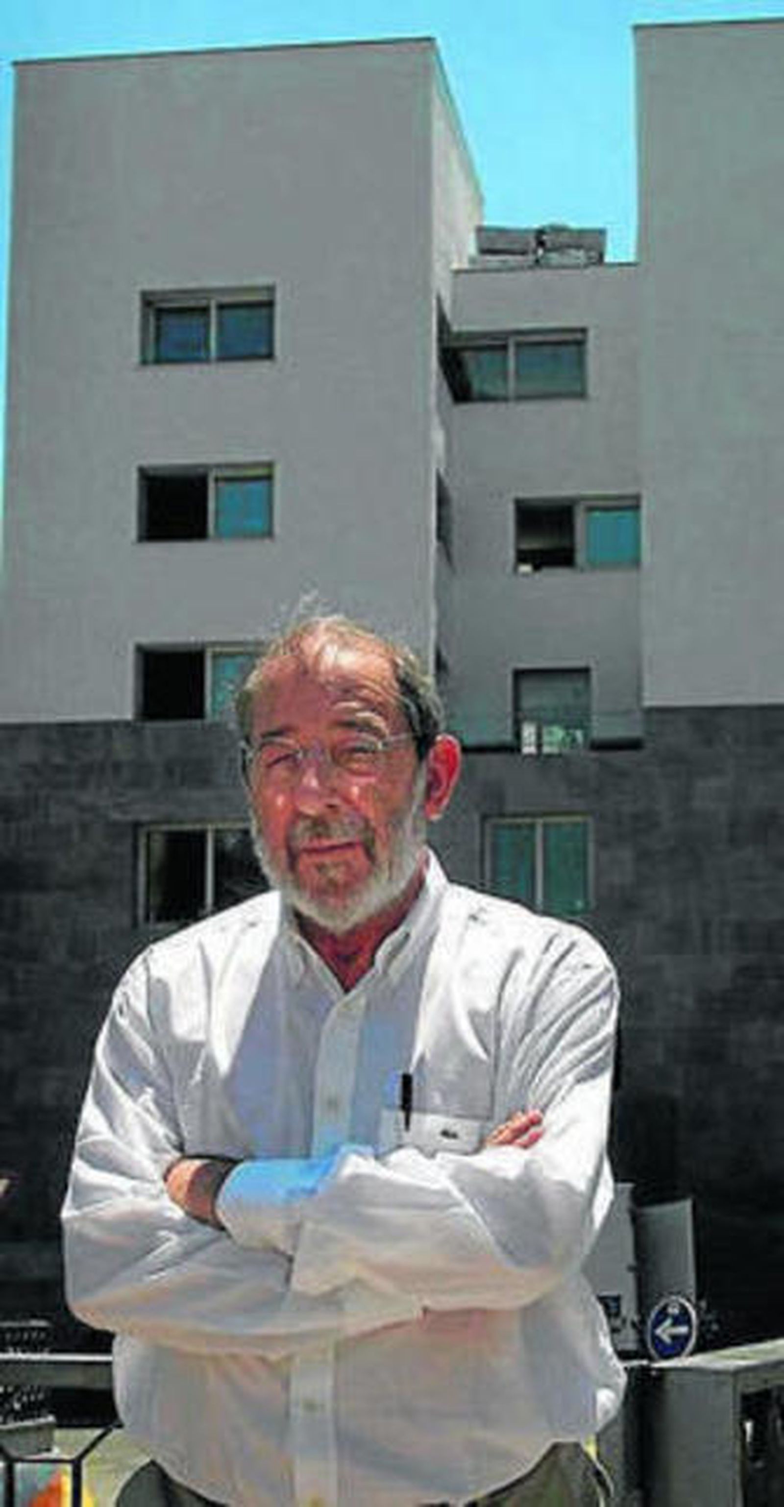 Álvaro Siza, ante el edificio Zaida.