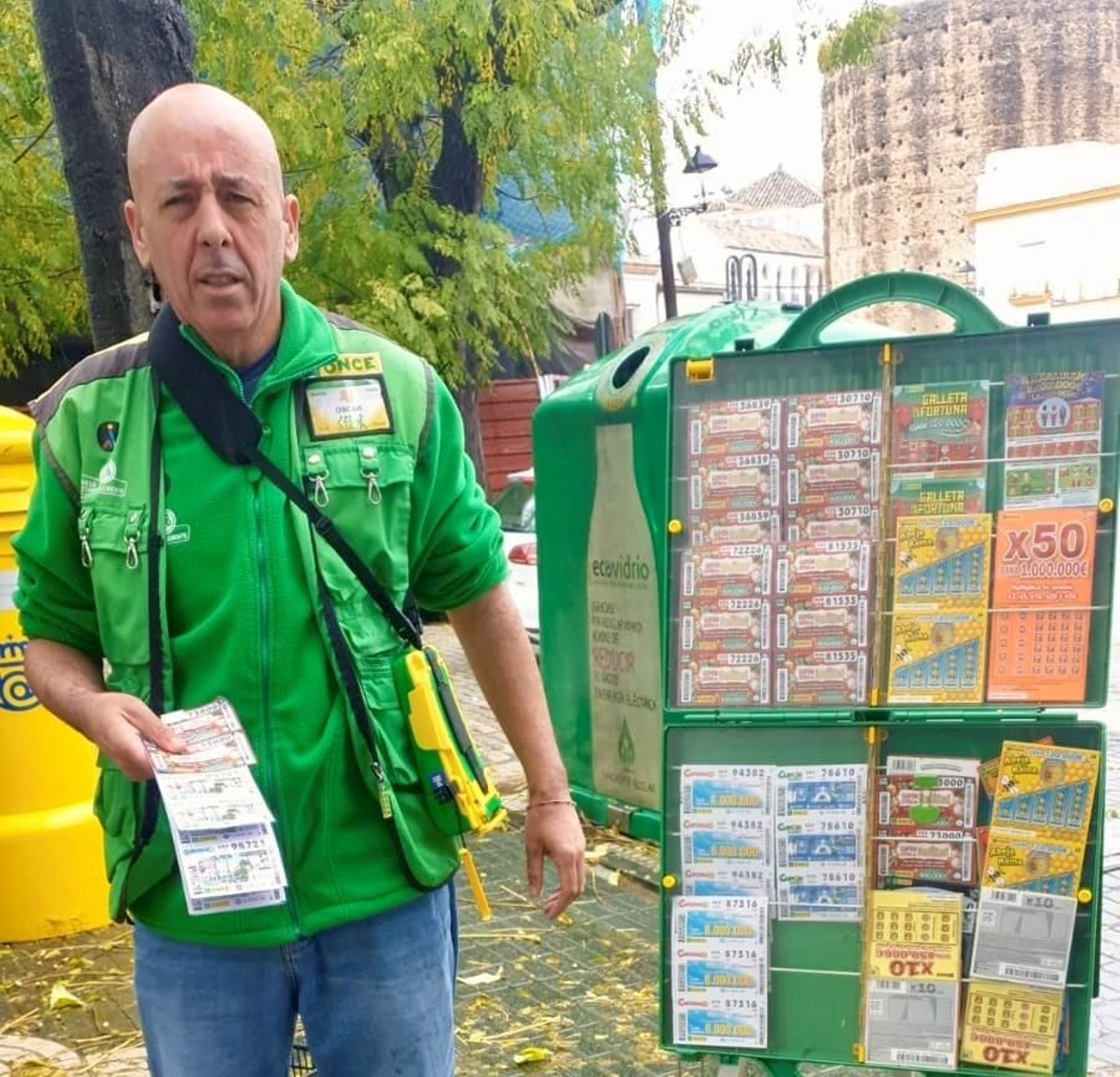 El vendedor de la ONCE Óscar Valverde, que ha dado el premio.