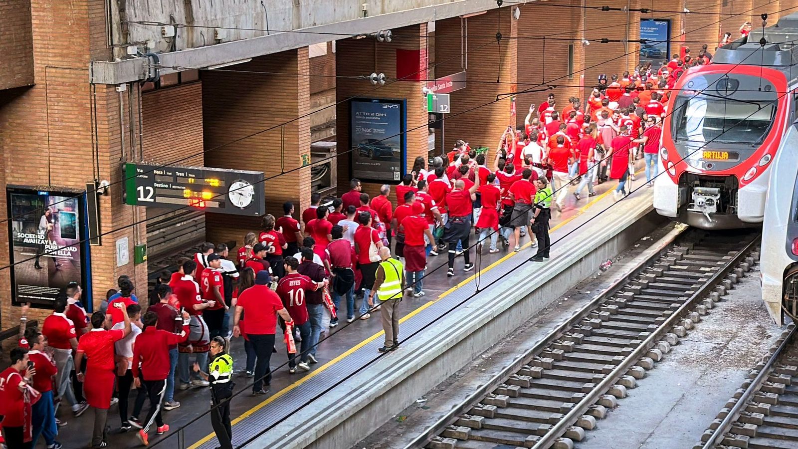 Los aficionados sevillistas desplazándose al Estadio de la Cartuja.