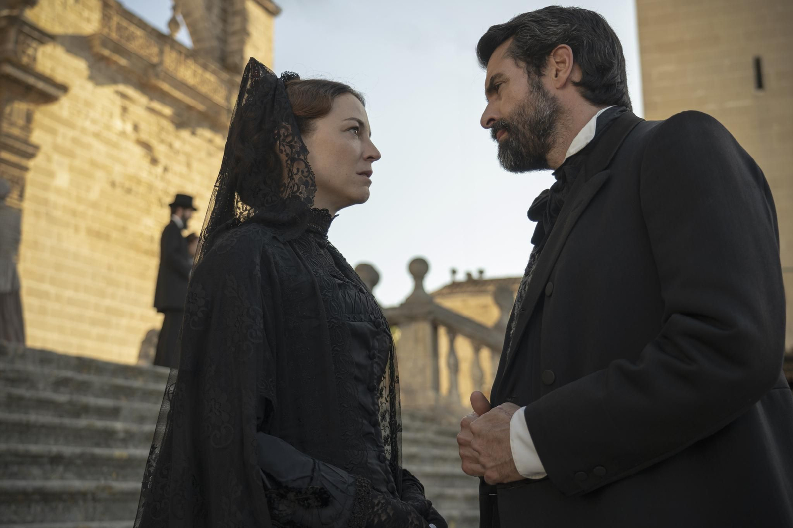 Los actores Leonor Watling y Rafael Novoa en un momento de la serie en la Catedral de Jerez.