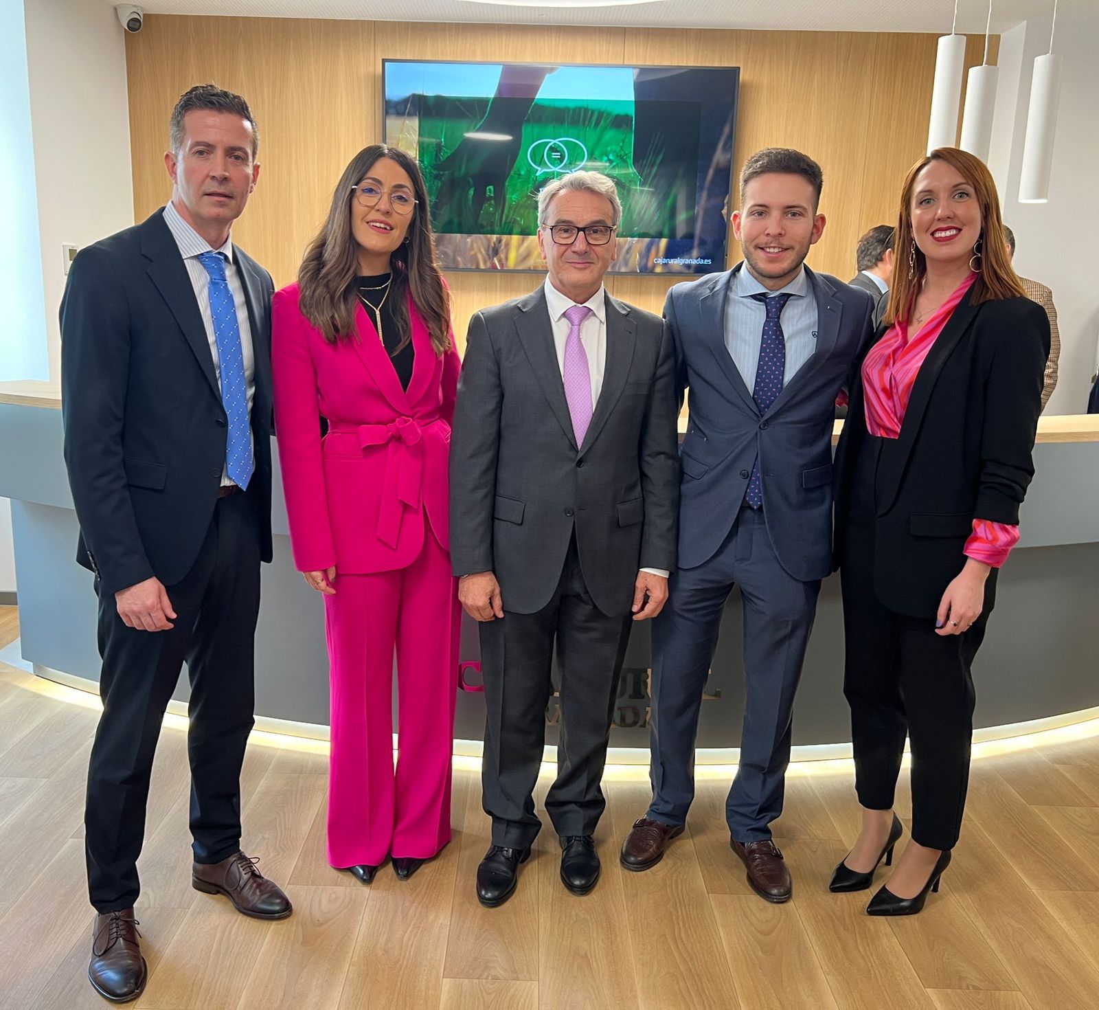 Representantes y trabajadores de la Caja, en la nueva sede de Madrid