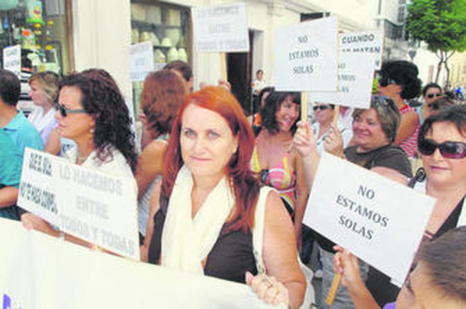 Juana Capurro encabeza la manifestación de la plataforma Mujeres de Palabra, celebrada ayer.