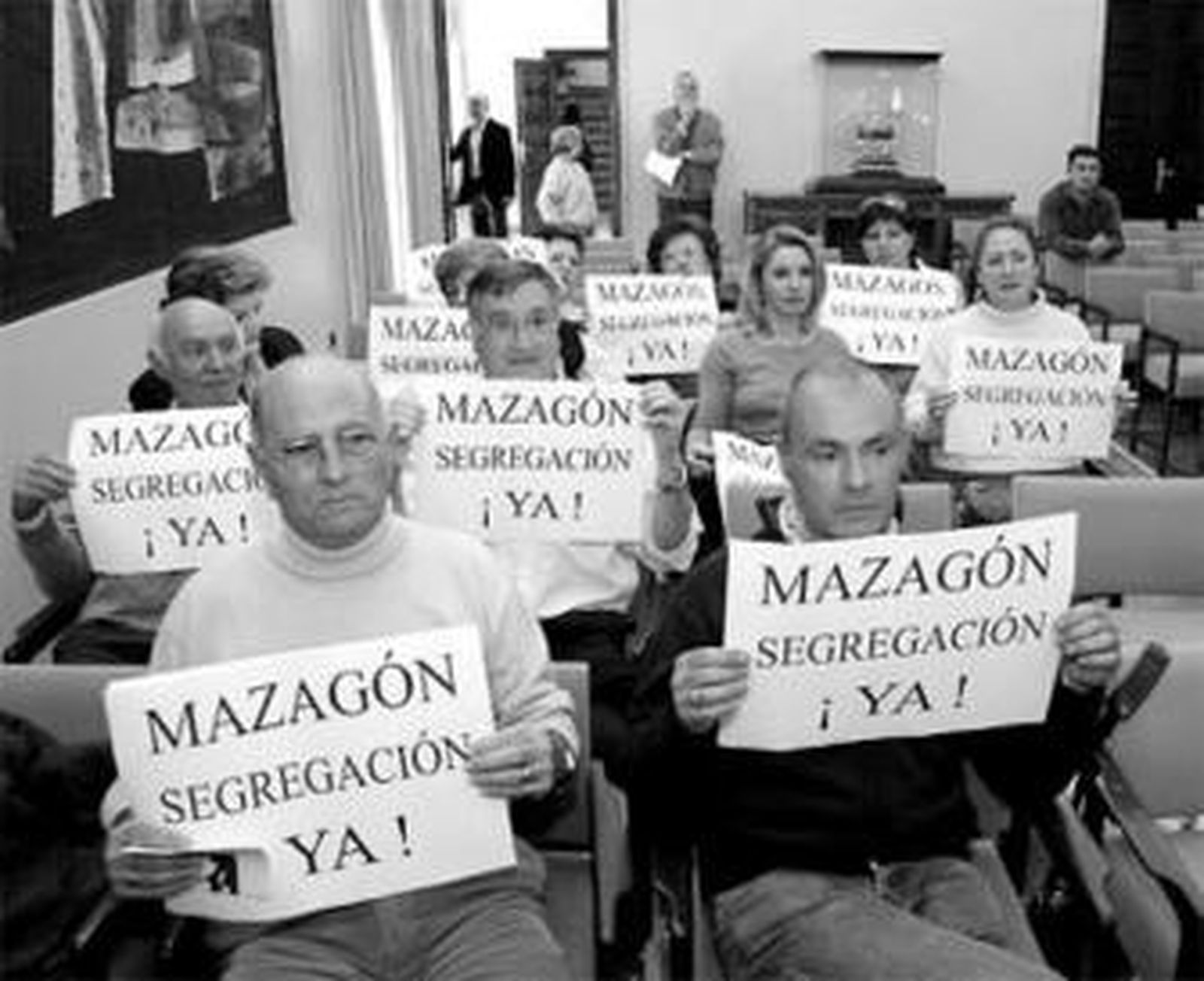 Vecinos de Mazagón y miembros de Avema ayer en el Pleno.
