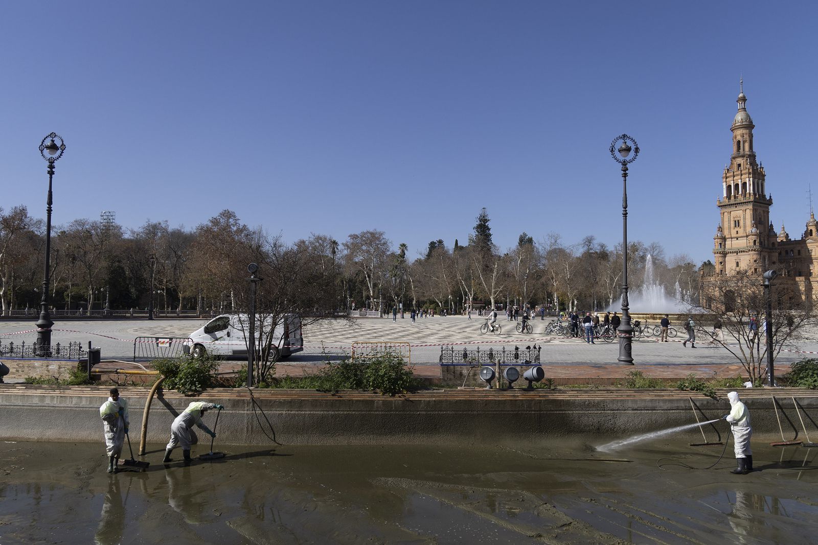 El insólito estado de la Plaza de España de Sevilla, en imágenes
