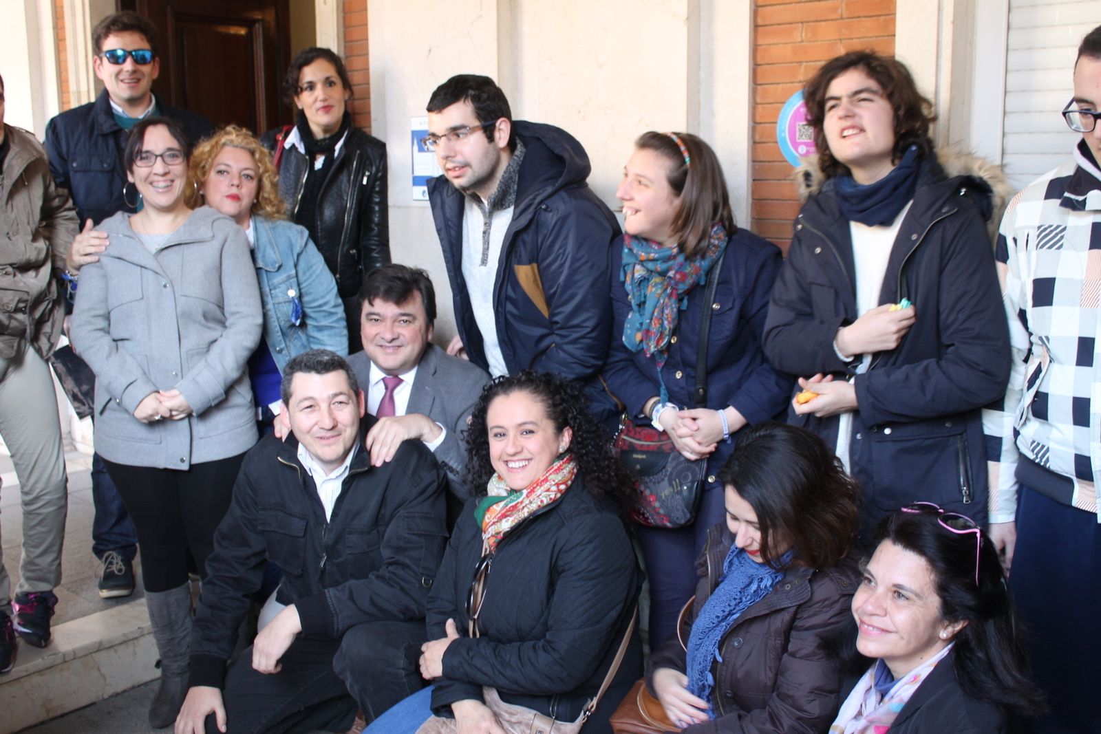 Alumnos de Ansares, junto a Cruz, tras colocar el primer dibujo.