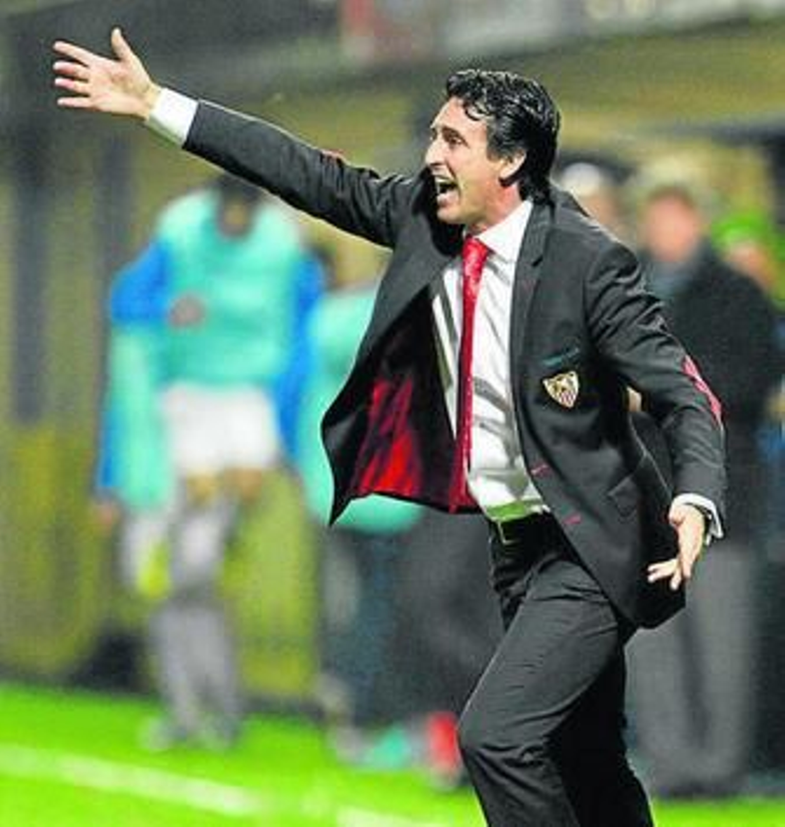 Unai Emery da instrucciones a sus jugadores.