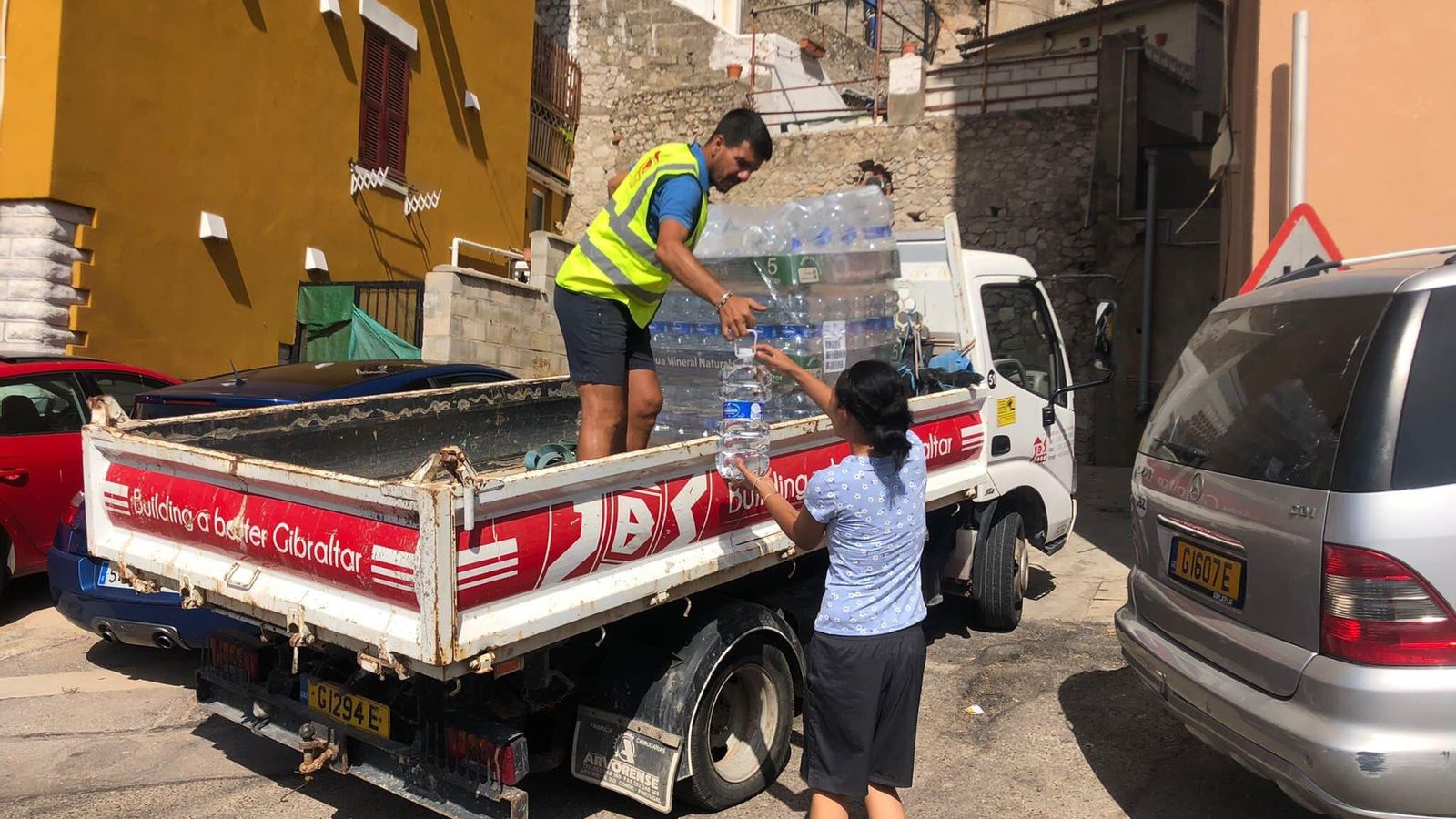 Reparto de botellas de agua potable a la población de Gibraltar tras los cortes en el verano de 2022.