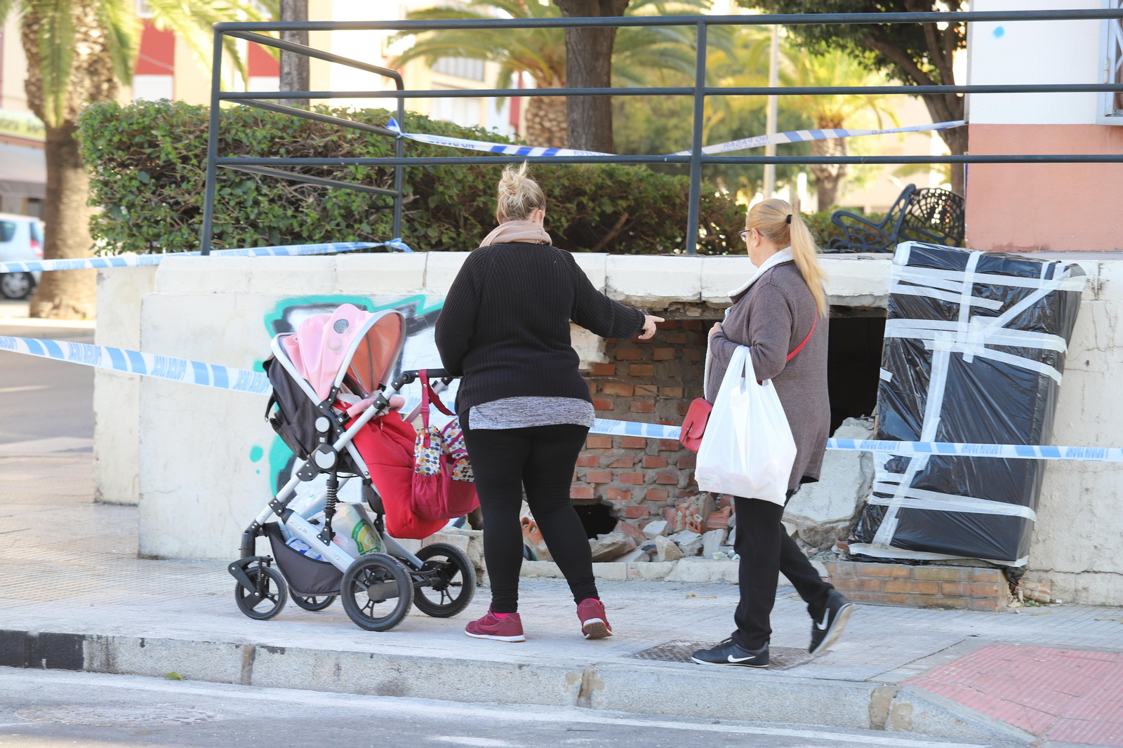 Imágenes del lugar del accidente que le costó la vida a una joven de 22 años en Fuerzas Armadas, Huelva