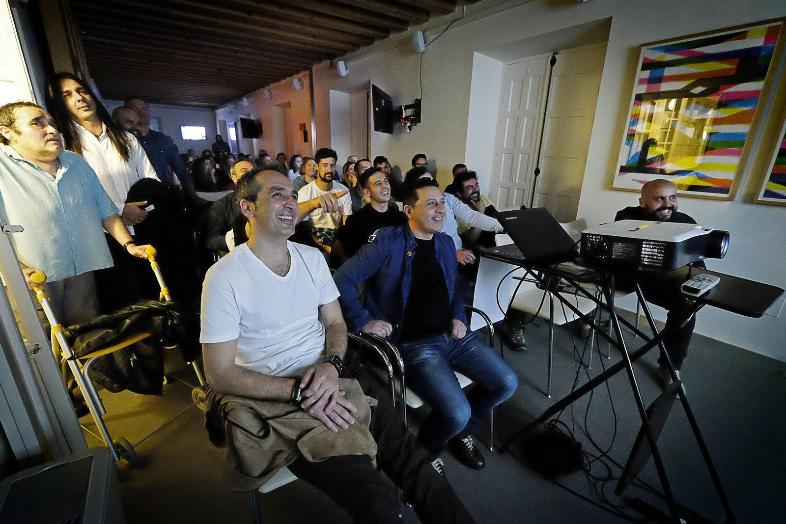 Integrantes de la comparsa, visionando la nueva obra audiovisual.