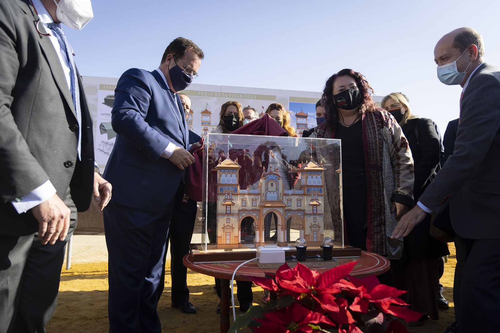 Juan Carlos Cabrera descubre la maqueta de la portada de la Feria de 2022.