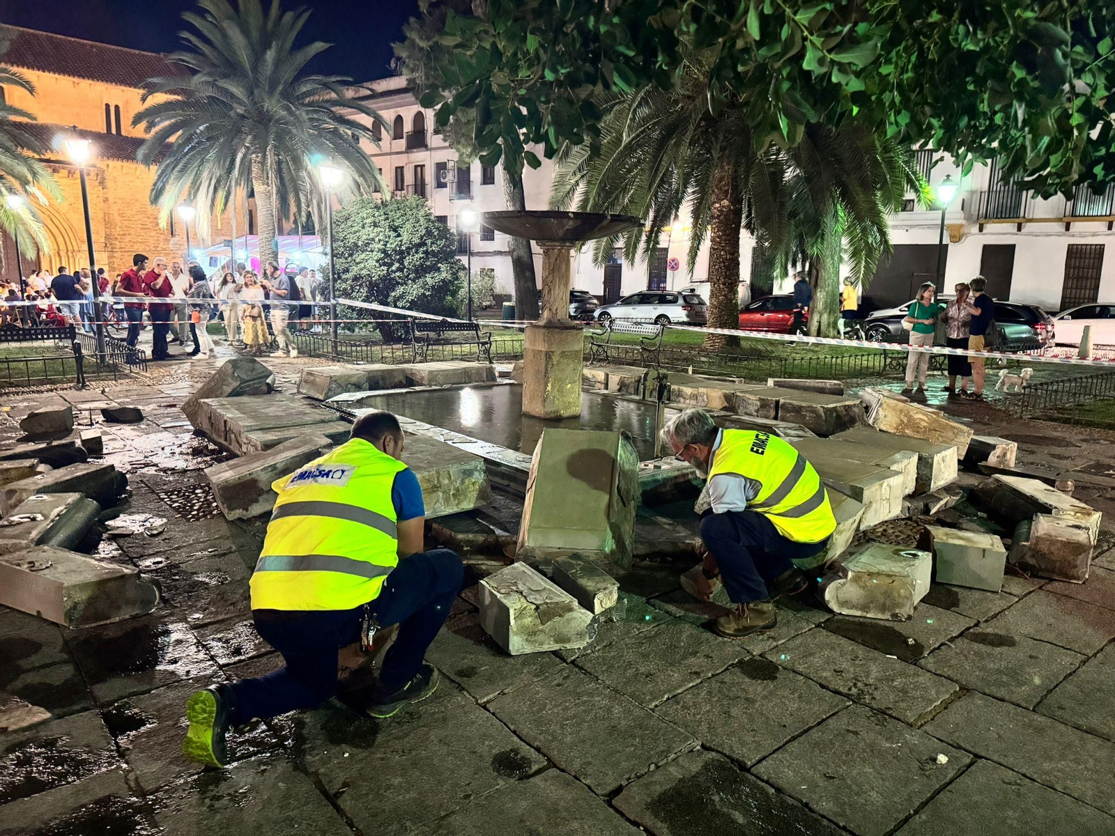 Técnicos de Emacsa trabajan en la fuente de la plaza de la Magdalena Técnicos de Emacsa trabajan en la fuente de la plaza de la Magdalena