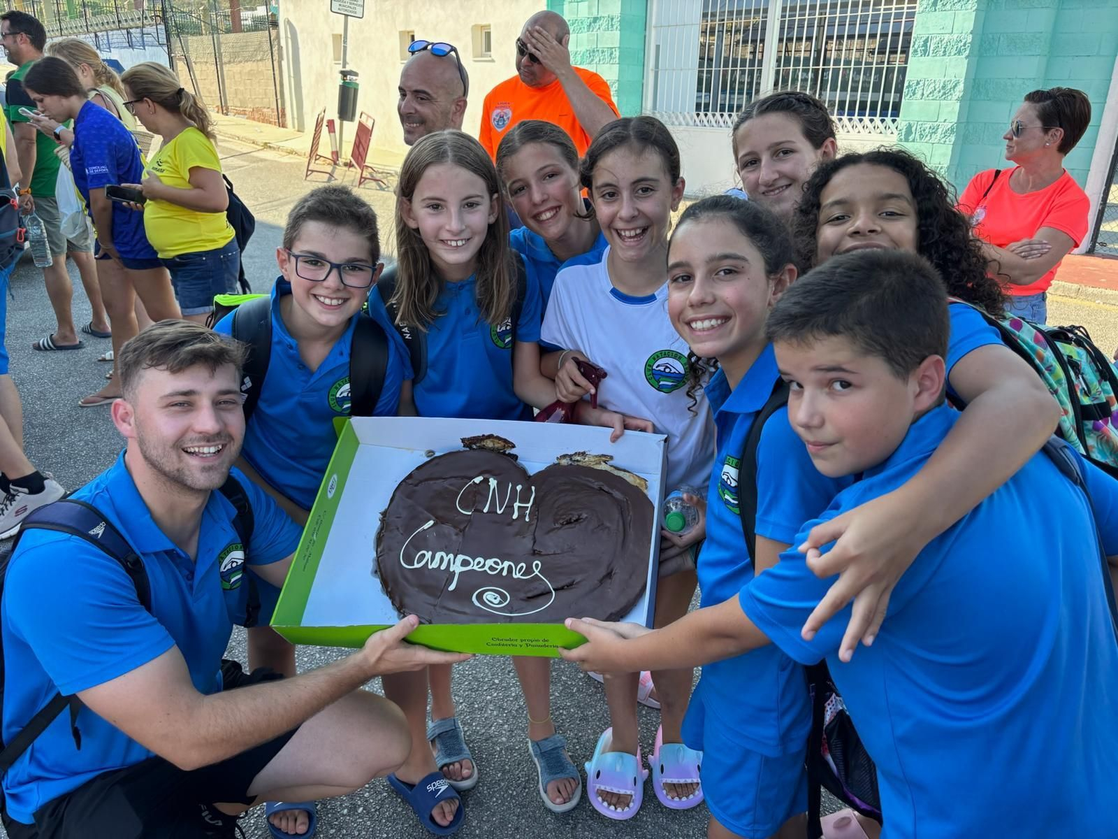 El equipo benjamín del Club Natación Huelva.
