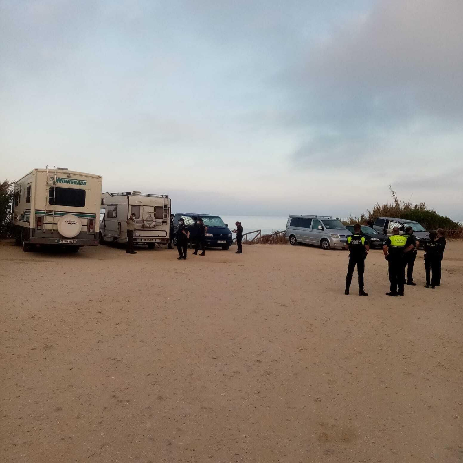 Operativo contra la acampada ilegal en Tarifa.
