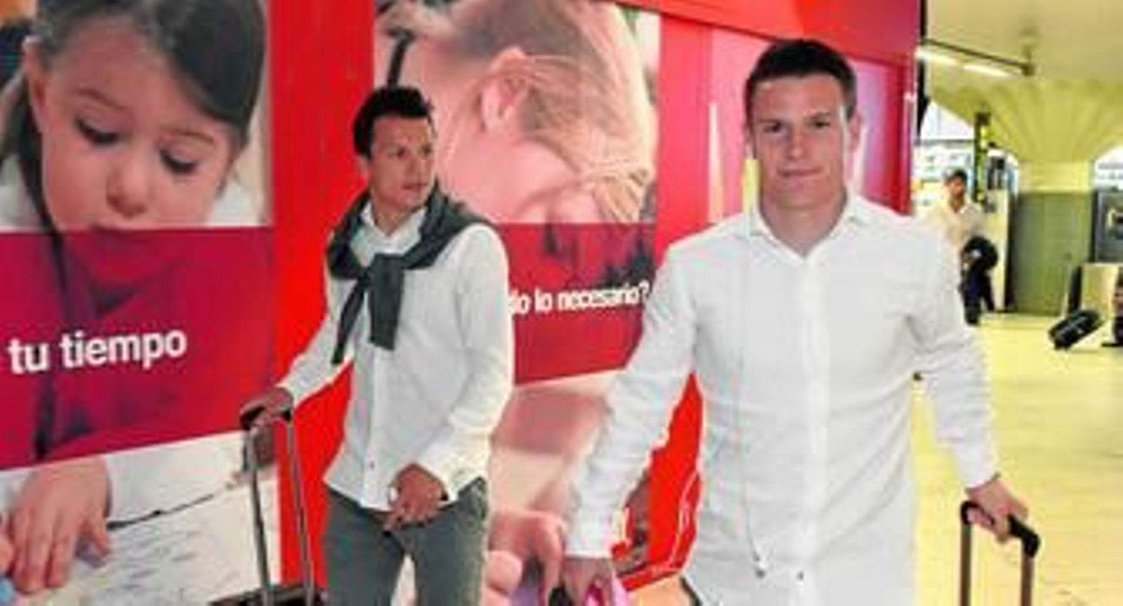 Gameiro sonríe mientras avanza por los pasillos del aeropuerto acompañado de Konoplyanka.