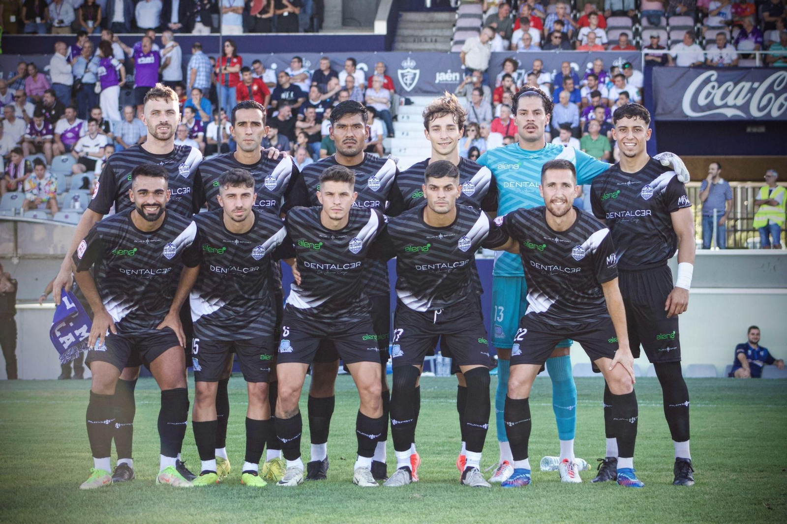 Once presentado por el Mijas Las Lagunas, con Félix en la fila de abajo el segundo desde la derecha, en el encuentro frente al Real Jaén.