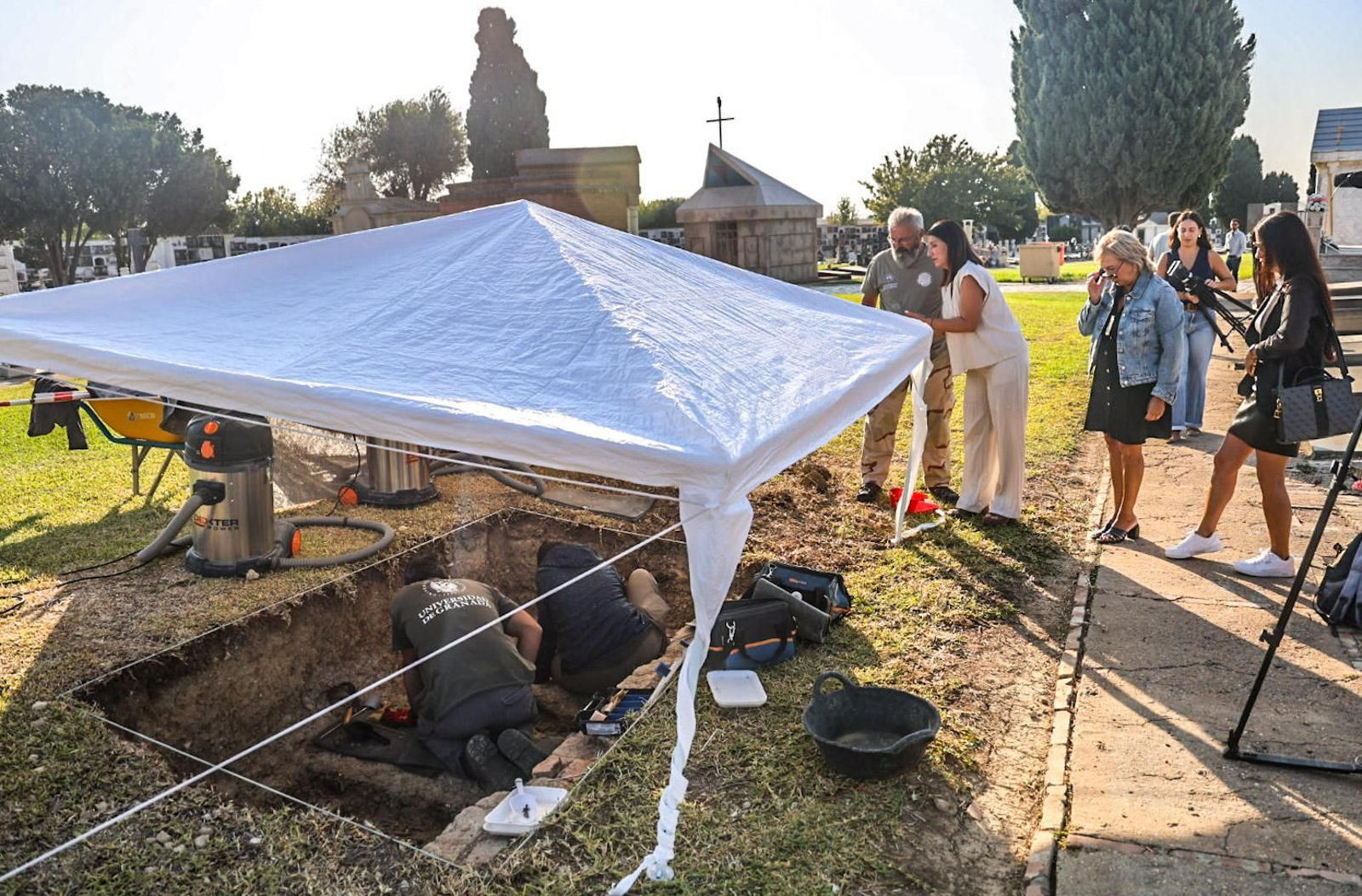 Imágenes de la exhumación de fosas comunes en el cementerio de Huelva para buscar posibles bebés robados