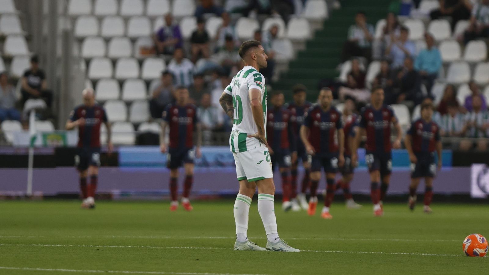 Casas, cariacontecido, tras el gol del 0-1 en el Córdoba CF - Levante.