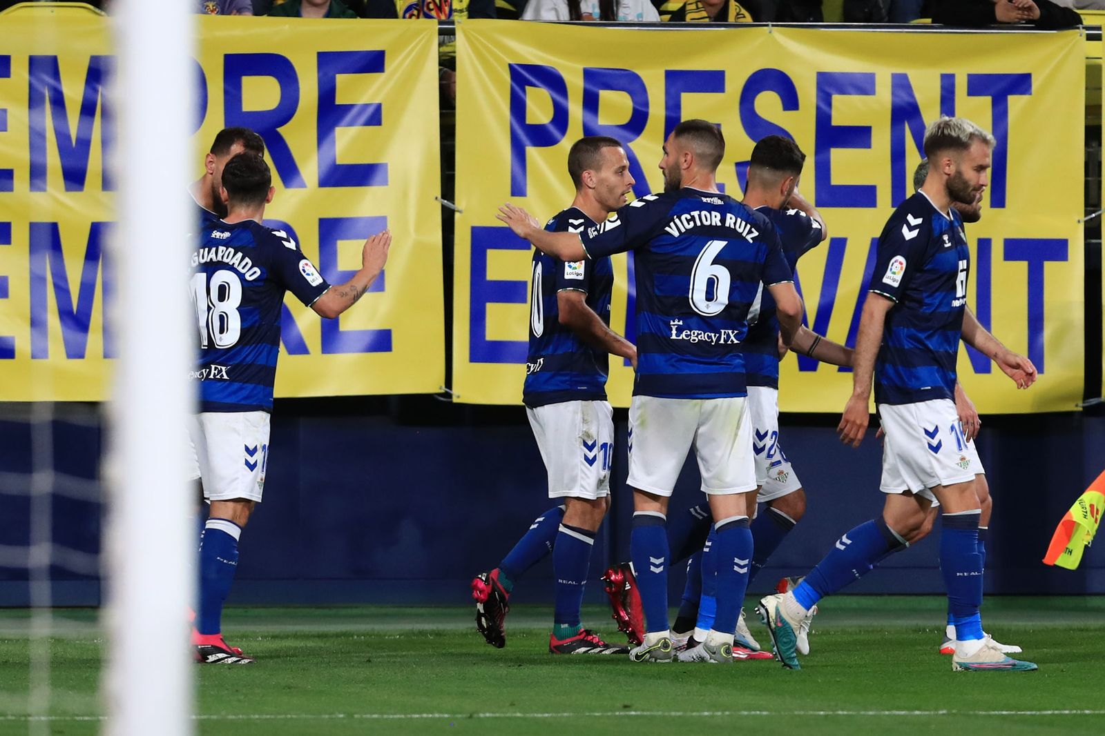 Los jugadores del Betis festejan el gol de Borja Iglesias.