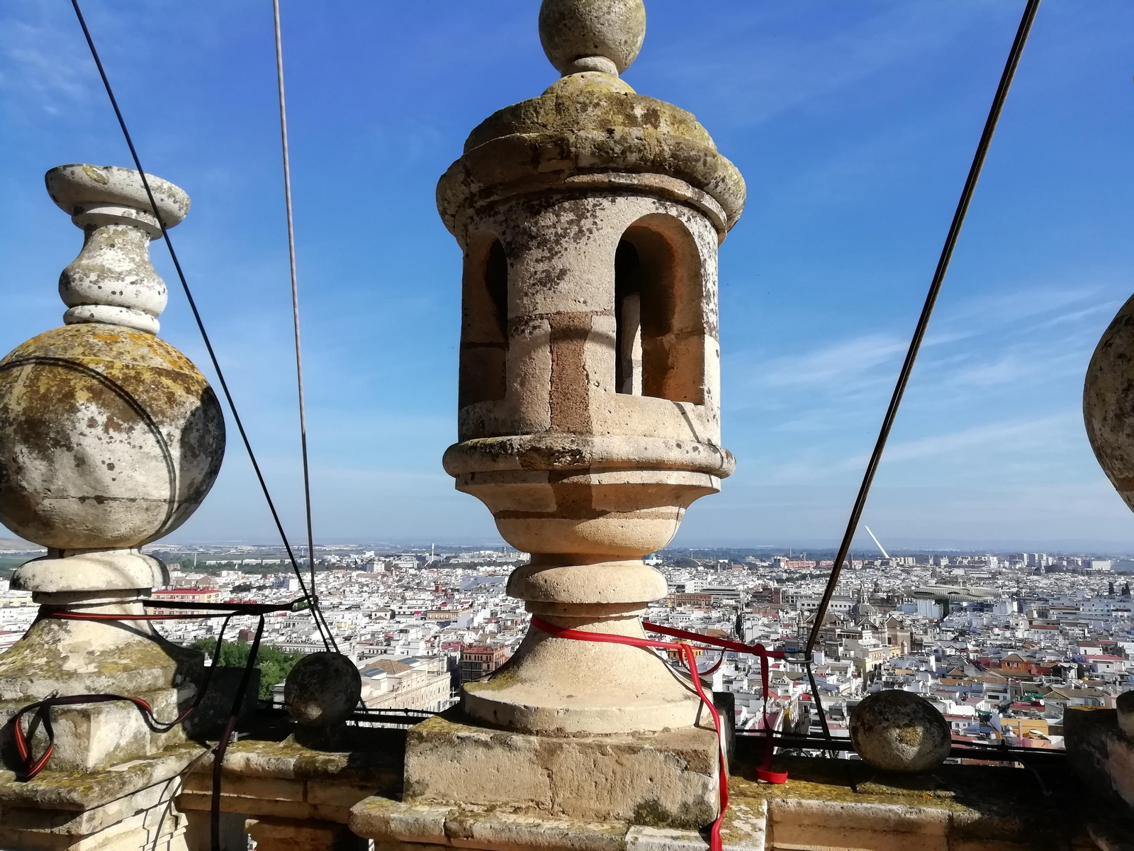Así se revisan la Catedral de Sevilla y la Giralda desde las alturas
