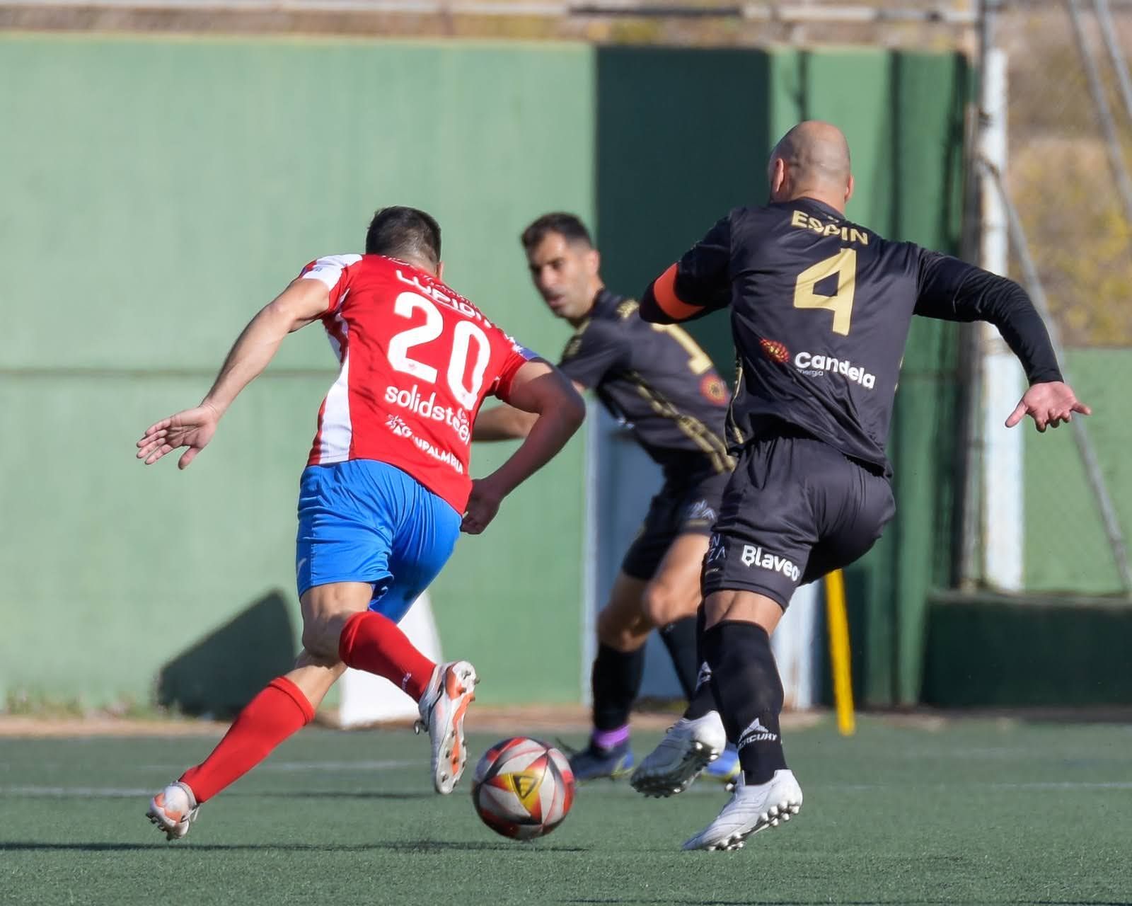 El rojiblanco Carralero trata de marcharse de un rival durante el encuentro del pasado domingo.
