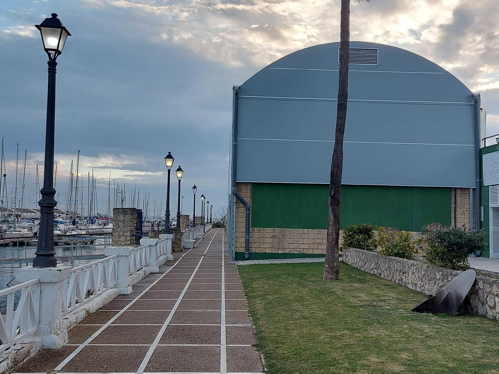 Imagen de las cubiertas de las pistas de pádel del Club Náutico .