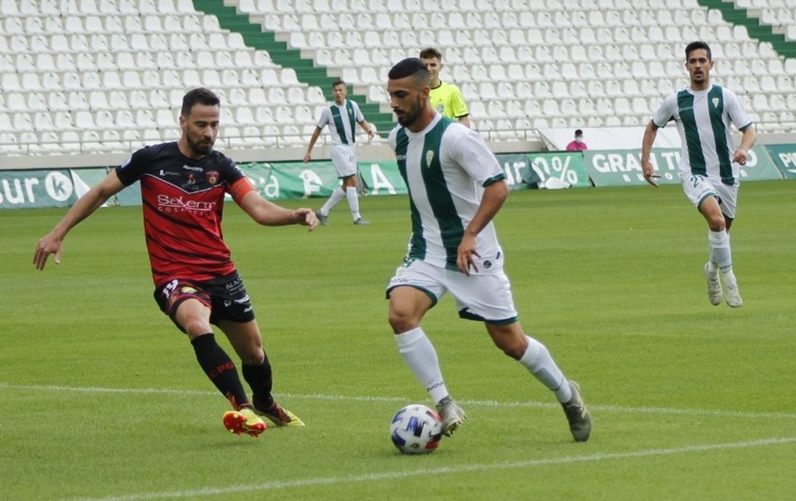 Antonio Moyano intenta marcharse de la presión de Manolo Cano, jugador del Puente Genil.