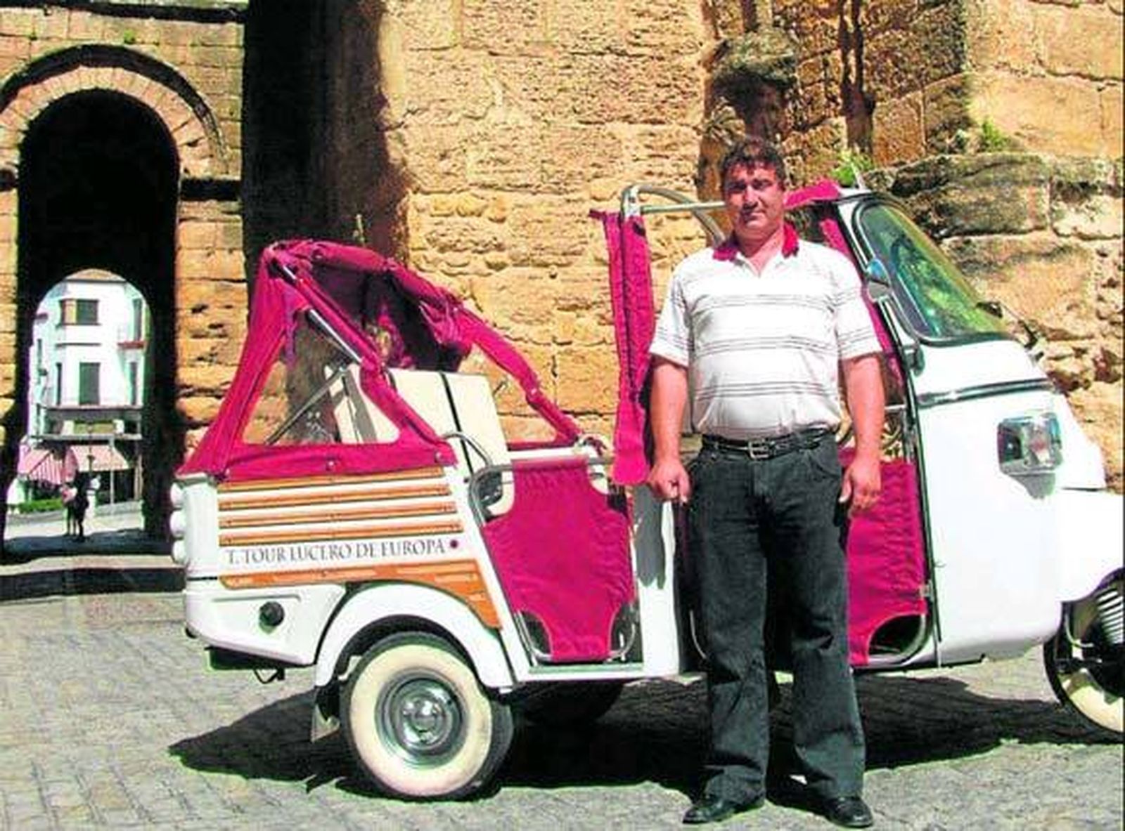 Carmona al completo desde una Vespa convertida en taxi