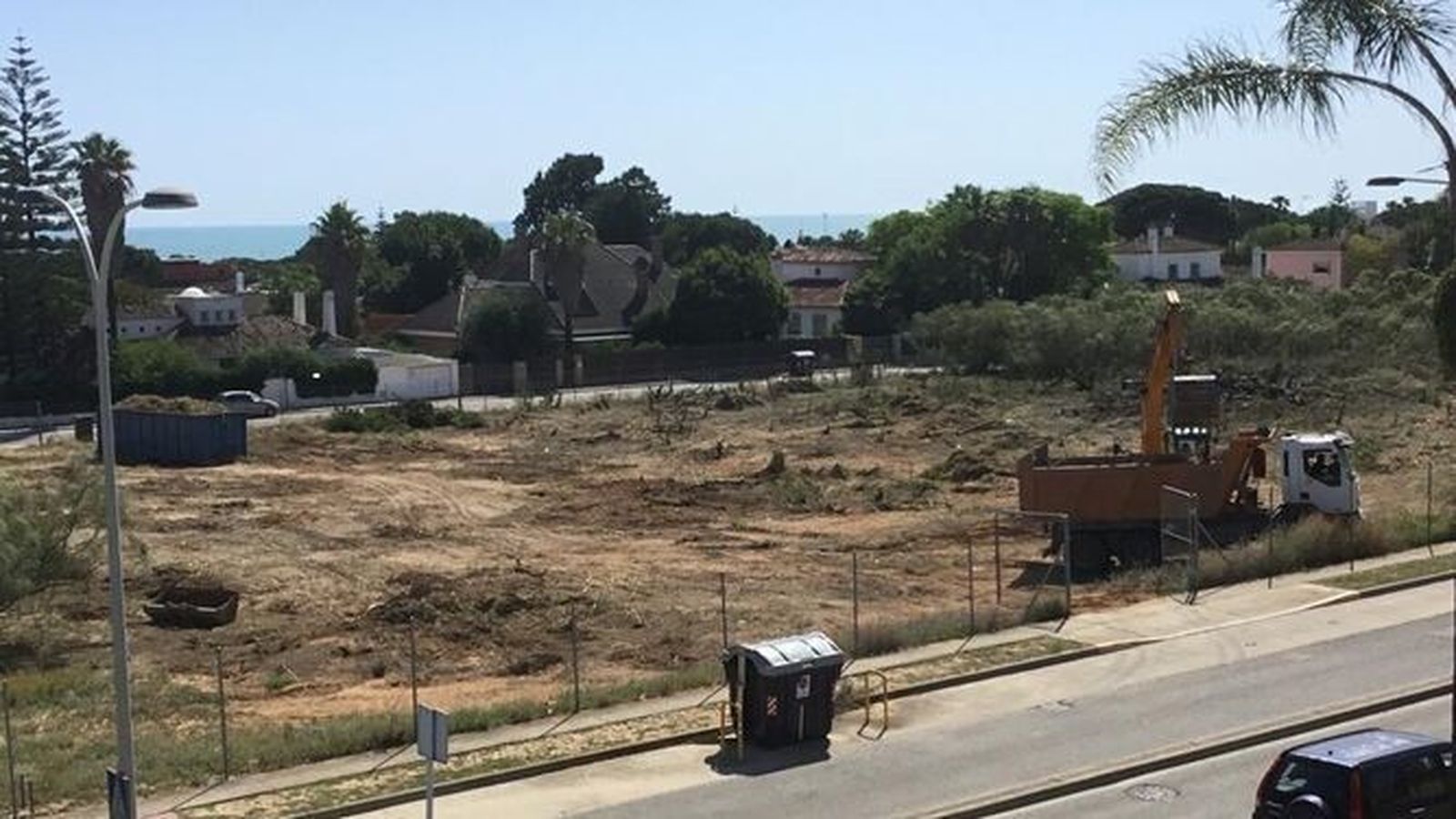La zona que abarca la nueva asociación, con la parcela del campo de fútbol, con parte de la zona verde desmontada.