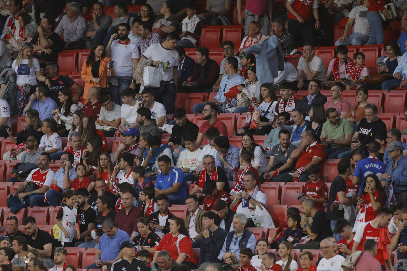 Búscate en las fotos del Sevilla-Celta