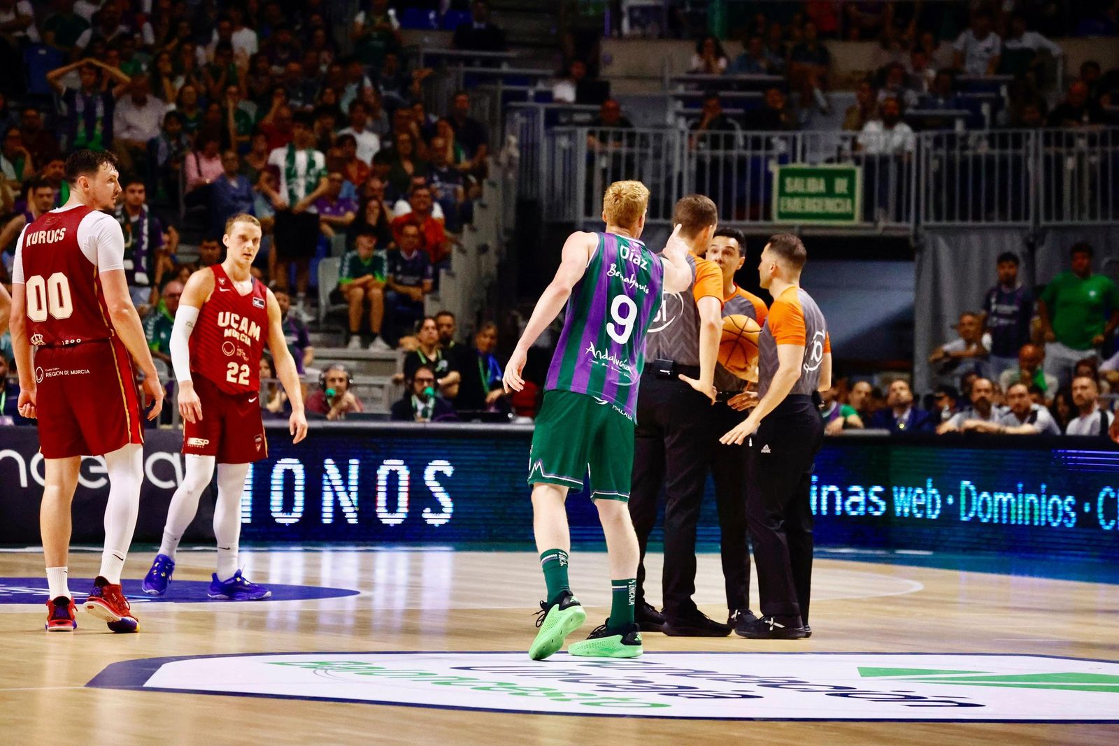 Alberto protesta a los árbitros ante el UCAM.