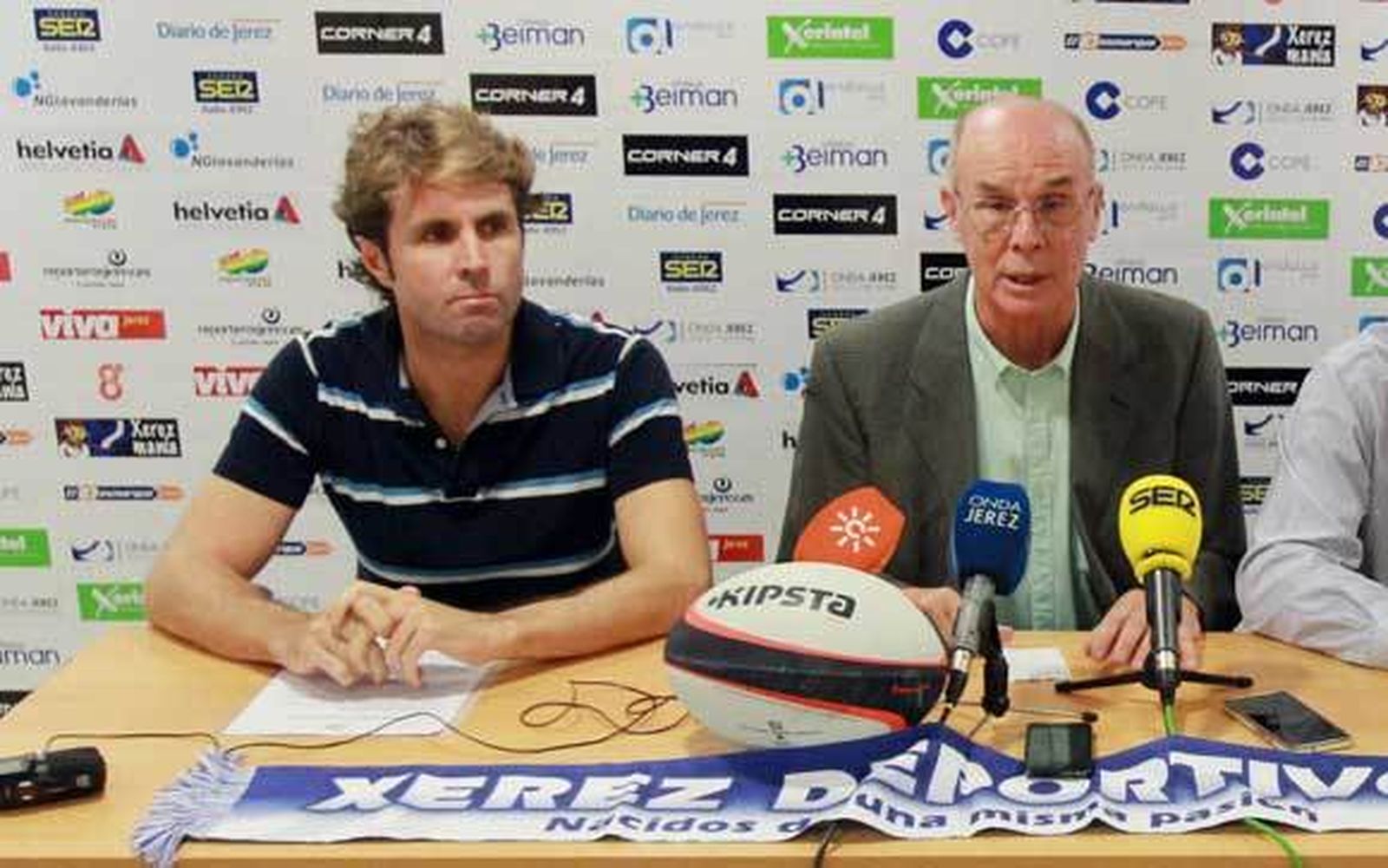 Pepe Ravelo, junto a Carlos Vera, en la rueda de prensa de ayer en Chapín. /José Contreras