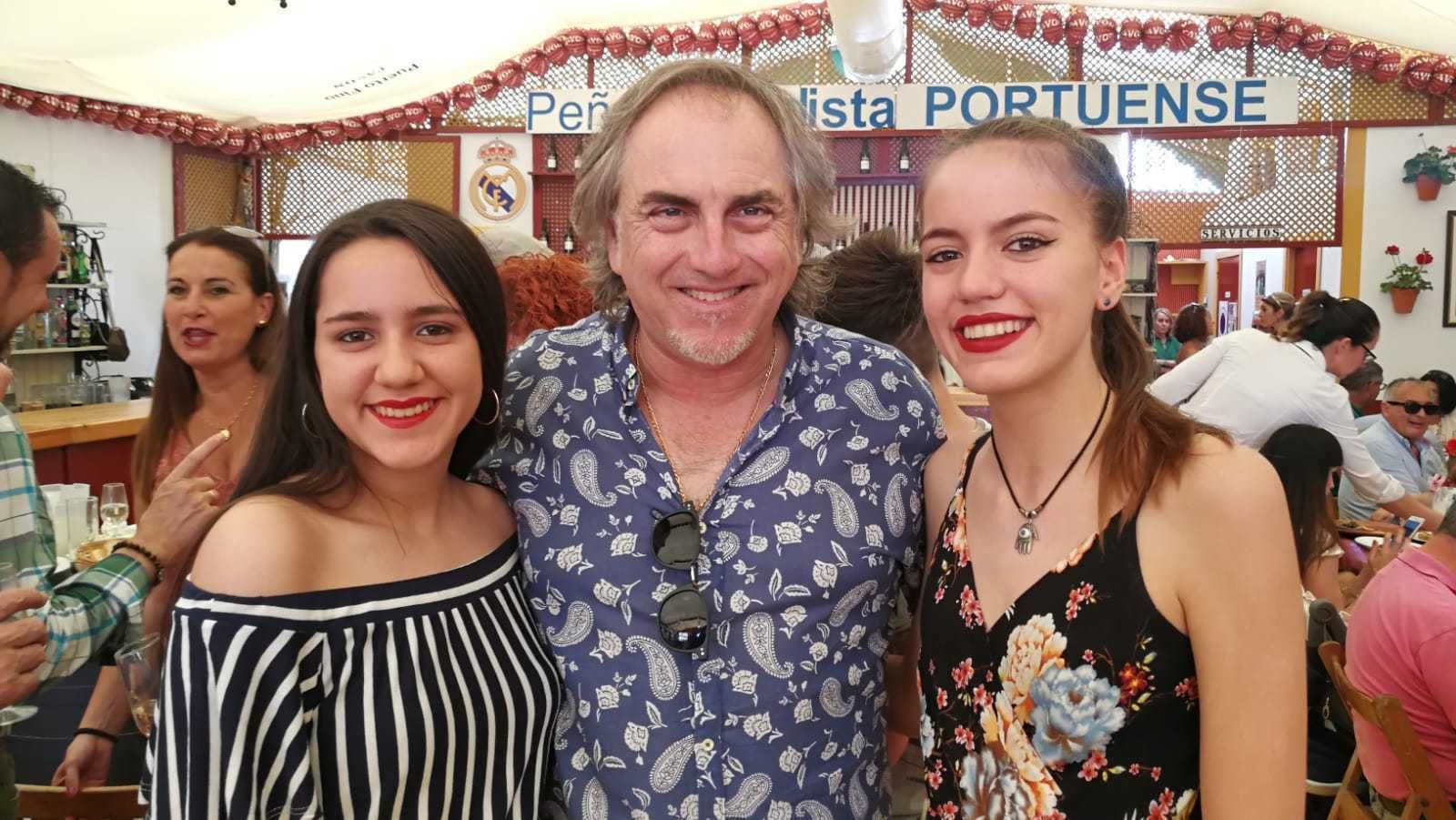 El famoso carnavalero José Luis García Cossio, Selu, en compañía de dos jóvenes feriantes.