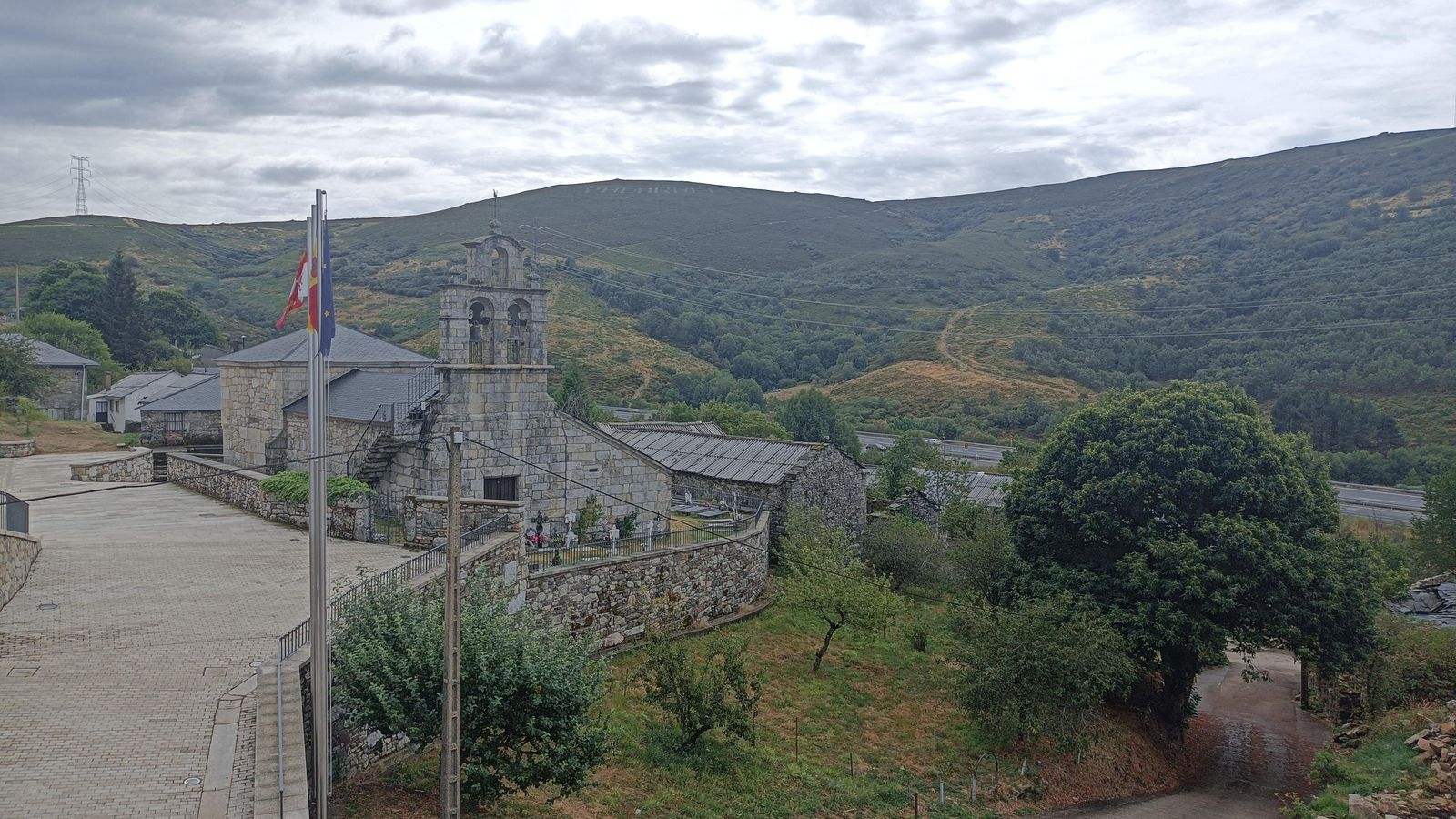 El pueblo de Padornelo, con la iglesia de Santa María de la Asunción.