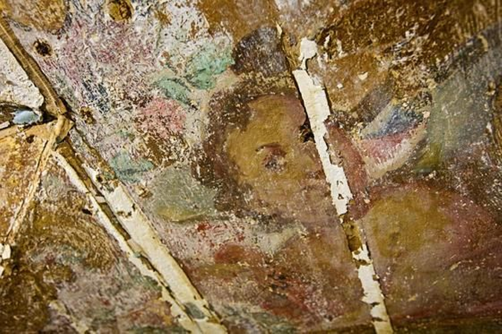 Aparecen nuevos frescos en los trabajos de rehabilitación del Oratorio de San Felipe Neri. 

Foto: Julio Gonzalez