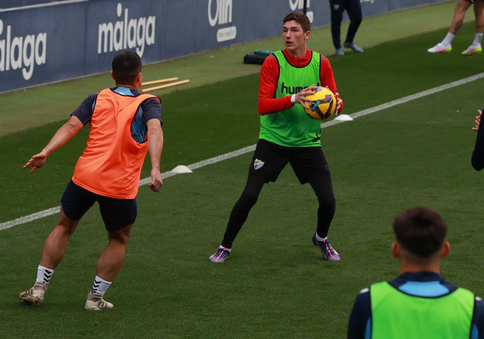 El Málaga CF se divierte con baloncesto en La Rosaleda antes de medirse al Racing de Ferrol