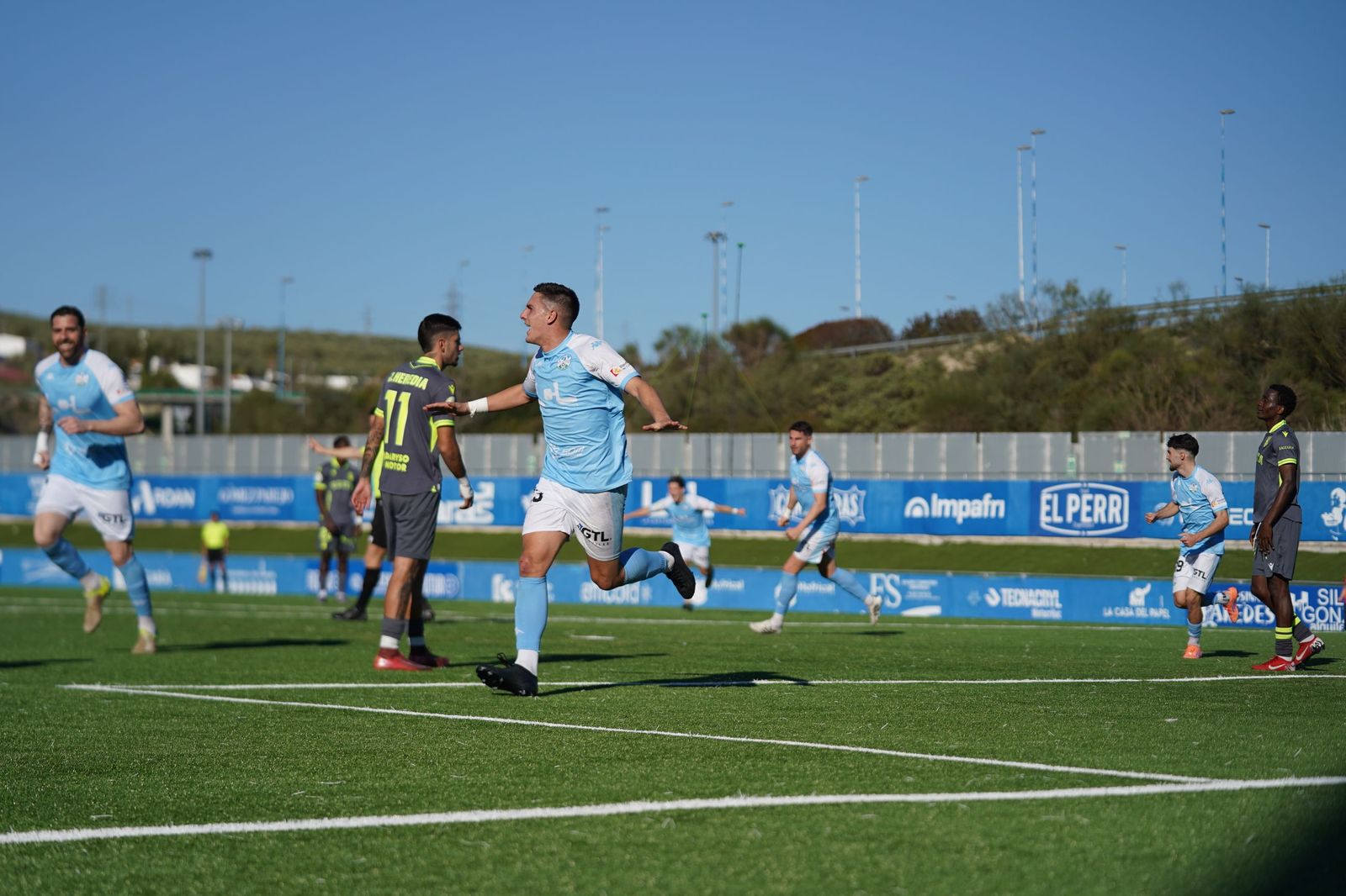 Diego Canty (Ciudad de Lucena) celebra su gol al Ceuta B.